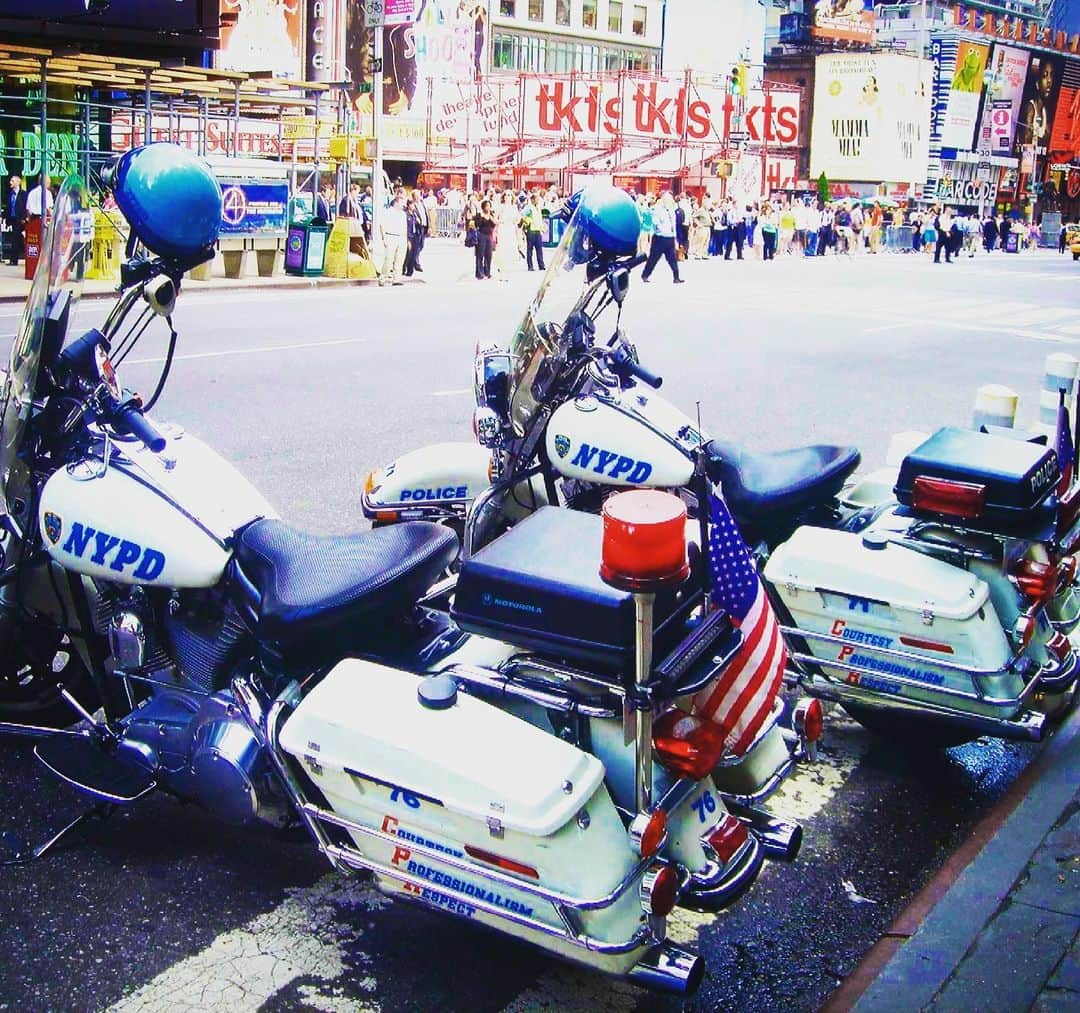 歩りえこさんのインスタグラム写真 - (歩りえこInstagram)「タイムズスクエア NYPDのバイク🏍 毎日tktsに通って激安ミュージカル観てました で、最終的にはオフブロードウェイの客席案内係をして無料で立ち見をさせてもらった  #23歳 #NYPD #バイク #タイムズスクエア #マンハッタン #🇺🇸 #NY #アメリカ #🗽 #🍔」2月25日 17時34分 - riekoayumi