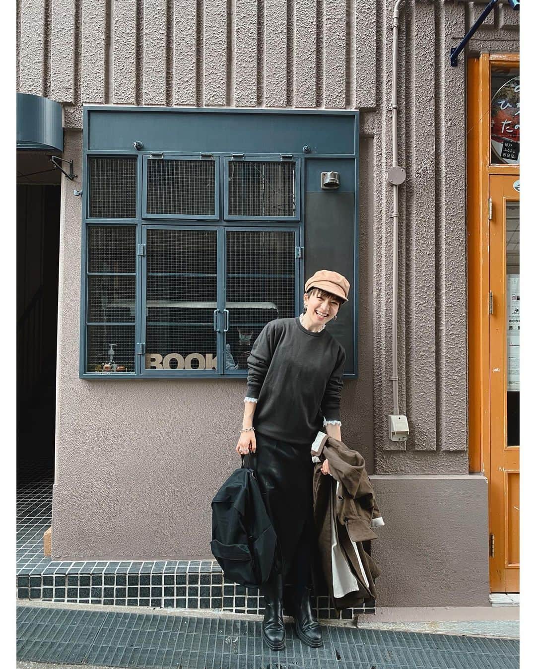 高山都さんのインスタグラム写真 - (高山都Instagram)「久々の関西でのお仕事は、撮影に打ち合わせとギュッと濃密な日々でしたが楽しかったー。 そんな今日の #都ふく knit @aton_tokyo  blouse @mede19f_official × miyako takayama skirt @bacca_jp  casquette @kijimatakayuki  bag @commedesgarcons  coat #yaeca  mask @oblekt_jp × miyako takayama photo by @nobukikawaharazaki 📸」2月25日 17時35分 - miyare38