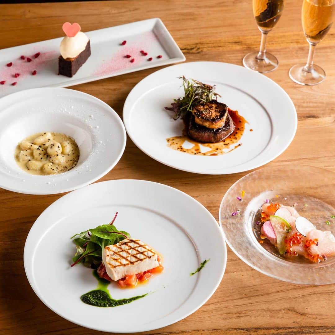レガートのインスタグラム：「【Premium Lunch Course】  窓際完全個室席で優雅なランチタイムをお過ごし頂けます。 恋人、友人、ご家族…大切な人とのお時間をLegatoの上質空間と豪華ランチと共にお楽しみ下さいませ。  ■乾杯 ・スパークリングワイン  ■Appetizer ・カンパチのカルパッチョ　いくら添え  ■Pasta ・黒トリュフのクリームニョッキ  ■Fish ・極上メカジキのグリル　バジルソース  ■Main ・国産牛フィレとフォアグラのロッシーニ　黒トリュフソース  ■Dessert ・特製デザート   その他ランチコースのご用意もございます。  #渋谷レストラン #渋谷ランチ  #ランチコース  #コース料理  #個室ランチ」
