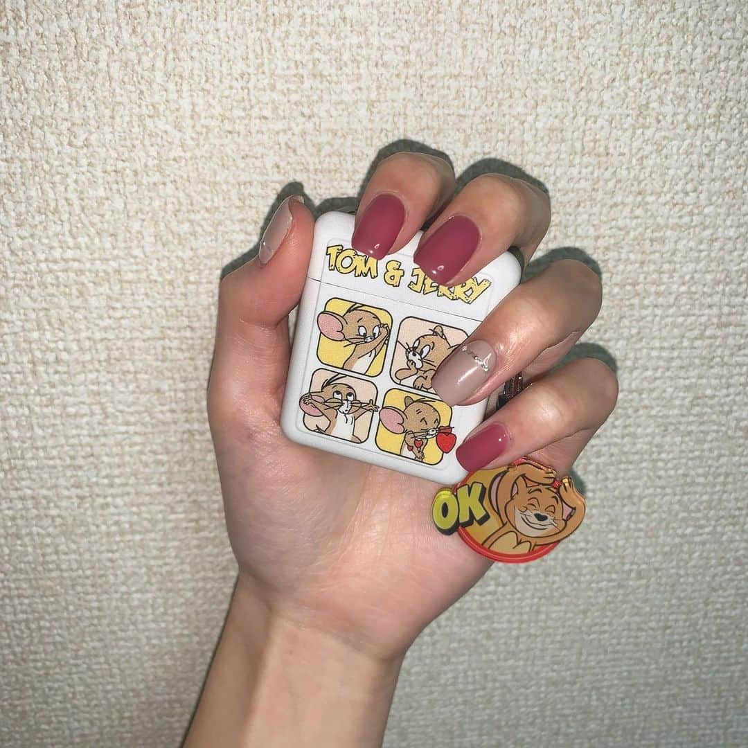 鈴木えりかのインスタグラム：「ジェリー🍪AirPods🎧 iPhoneケーストムにしたから揃えた❕ かーわい❕ そしてにゅーねいるです🌸」