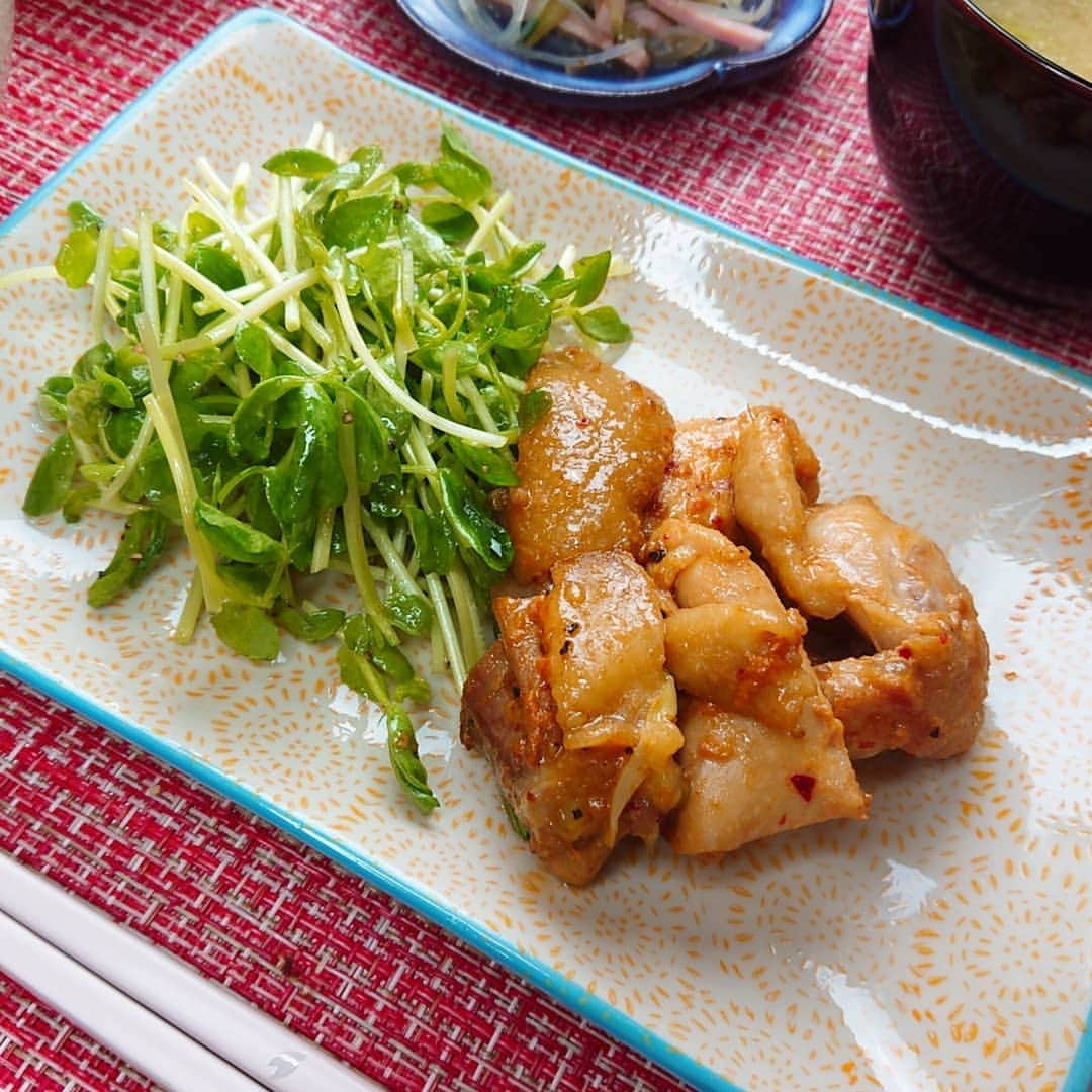 佐藤実絵子のインスタグラム：「〔鶏肉カルビ〕ごはんのきろく🍚🍴 * これは、松坂屋のスギモトノとなりの鶏肉やさんで売ってる、味付けのお肉！ 焼くだけで出来るやつで、鶏カルビと書いてあった(気がする) * 旦那さんは鶏肉好きなので、きっと好きだろうと思って買って冷凍しておいたやつー。忙しい日用。とても美味しかったですよー 冷凍のミールキットをさらに手作りするのがベストだけど、やはり手抜きは手抜きで必要だよねーん😏😏♥️ あとは、肉じゃが残り、春雨サラダ(作り置き)お味噌汁など！ * * #みえこごはん #レシピ #二人ごはん #ふたりごはん #おうちごはん #おうちごはんlover #しあわせごはん #家庭料理 #献立 #デリスタグラム #デリスタグラマー #クッキングラム #てづくりごはん365 #フーディーテーブル #うつわ好き #うつわ #instafood #lovefood #instalove  #foodstagram #japanesefoods」