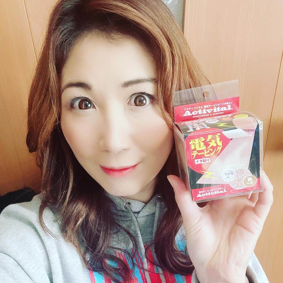 桜花由美さんのインスタグラム写真 - (桜花由美Instagram)「アクティバイタルから発売された電気テーピング！  これ良いんですよー！  練習の時にGAMIさんの膝にも貼ってあげた！  ぜひテーピングを貼ってる人はこれを使ってみてー！  #activitalファミリー #Makuake #クラウドファンディング #activital  #アクティバイタル #ダブルエックスxx #史上最強ソックス #足のお守り  #wavepro #プロレス #プロレスラー  #prowrestler #prowrestling #プロレス #プロレスリングwave  #桜花由美 #みんなのチャリt  #足首社長  #ozアカデミー #電気テーピング」2月25日 17時37分 - ohkayumi