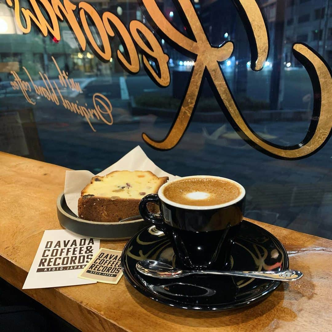 板野優花のインスタグラム：「☕️京都・七条 Davada Coffee&records さん @davada_coffee_records  🚶‍♀️京都駅から徒歩10分弱 ・ 海外のカフェみたいな雰囲気が素敵なカフェ☺️💓 美味しいコーヒーが頂けます✨ 今回頂いたマキアートは酸味がアクセントになってて コーヒーの苦味がより引き立つ大人な味でした✨ コーヒー以外のドリンクメニューもあったから 苦手な方と一緒でも楽しめるお店だったよ🙆‍♀️✨ ・ レコード盤も沢山置いてあって タイムスリップしたみたいな空気感を感じるお店でした🥰 購入目的であれば視聴もOKだそうです✨ レコード盤の種類も豊富でしたよ🙆‍♀️ ・ この日頂いたメニュー 📎マキアート 400 📎パウンドケーキ 280 ・ #davadacoffeerecords #ダバダコーヒーアンドレコーズ  #京都カフェ #レコード屋 #レコードショップ #京都グルメ #京都駅カフェ #カフェスタグラム #関西カフェ巡り #七条カフェ #七条グルメ #カフェ巡り好きな人と繋がりたい  #関西グルメ #おいしいもの好きな人と繋がりたい #カフェ活 #おすすめカフェ #カフェ女子 #マキアート #パウンドケーキ  #ゆーろの美味しいメモ」