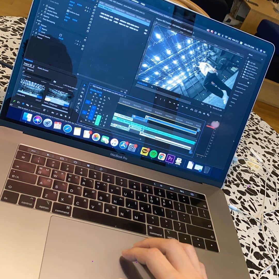 JaeWon Shimのインスタグラム：「갠소하고 있던 리허설 샷. 만들어줄까 생각만 하다 급 작업. 오픈은 주인공 맘... #MaMa2020」