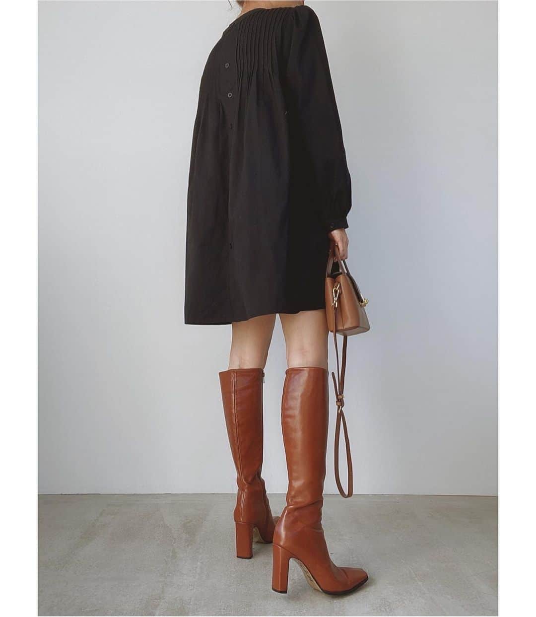のインスタグラム：「. 【Betty long boots lotation coordinate.】 大人気のロングブーツ春の着回しコーディネート👢 Director @sachika_takemura が提案する春の6スタイリング。 . . 《coordinate5.着用アイテム》 ✔︎Betty long ブーツ (BRN,BLK) ¥15,000 → ¥11,000+tax  ✔︎Pintuck 2way shirts ワンピース (WHT,BLK) ¥11,000+tax  ✔︎Vintage micro shoulder バッグ (CAM,BLK) ¥11,000+tax . . 画像をTAPして詳細をCHECK✈︎ . #ACYM #ootd #outfit #coordinate #instagood #instalike #2021SS #fashion #japan #tokyo #バッグ #ショルダーバッグ #ミニワンピ #ミニワンピース #シャツワンピ #シャツワンピース #ロングブーツ #着回しコーデ」