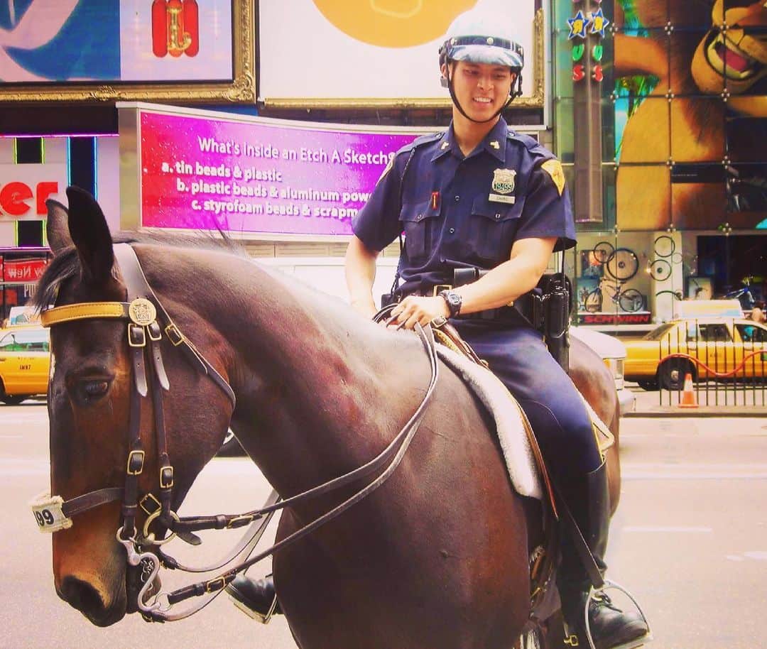 歩りえこさんのインスタグラム写真 - (歩りえこInstagram)「マンハッタンのど真ん中で颯爽と馬に乗るNYPDのカッコ良さよ。  #馬🐎 #NYPD #タイムズスクエア #マンハッタン #🇺🇸 #🗽 #アメリカ #US #イケメンポリス」2月25日 17時41分 - riekoayumi