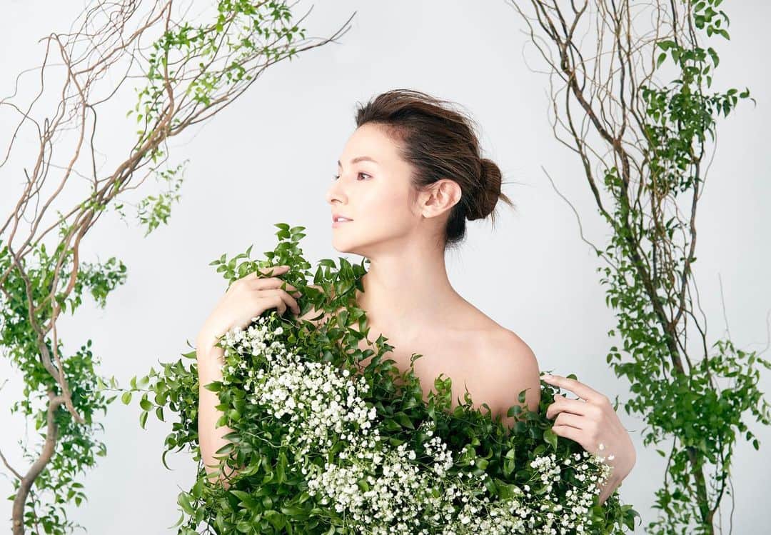 橋本麗香のインスタグラム：「Flower collaborator  @daisuke_shim  Photographer  @shiloseike  Hair and Makeup Artist  @8cid   風の時代 風を感じながら自身を歩んで行こう そのままの今の私を」