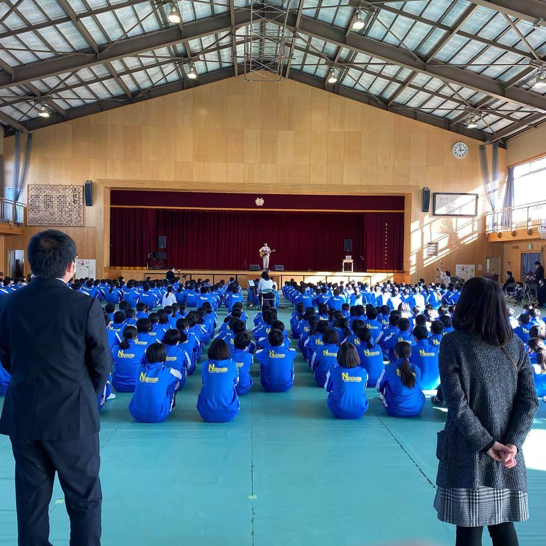 川崎鷹也のインスタグラム：「今日は母校である中学校の『3年生を送る会』サプライズゲストとしてライブをさせて頂きました☺️勇気を出して呼んでくれて本当にありがとう。あなた達の先輩であることを誇りに思うよ。改めて、卒業おめでとうございます👏  #栃木 #母校 #川崎鷹也 #サプライズ #ゲスト #3年生を送る会 #卒業 #instagood #instagram #instadaily #instalove #instamoment #instafollow #instacool #instahome」