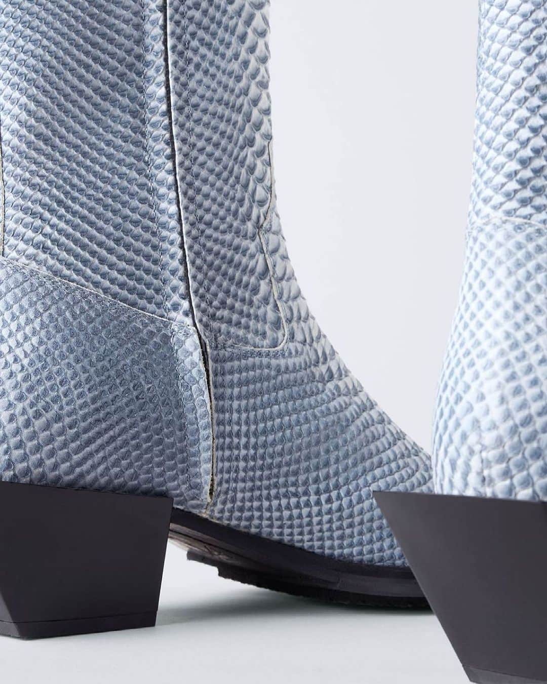 エイティーズのインスタグラム：「Meet LUCIANO, the new unisex boots from Eytys featuring a slim zipped shaft and sharp piano lacquered cuban heel. Seen here in snake embossed leather with washed out indigo effect.」