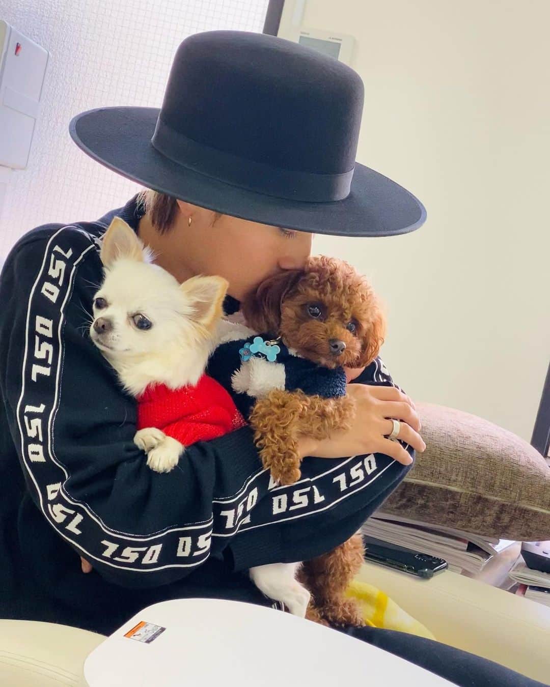 のインスタグラム：「🐶💅💭🎶 #ワンワンパラダイス #ティーダの社会見学 今回はchampagne🍾カラーの magnet nailにした🍾🍾🍾✨ さりげないベージュ味とシルバーでキラキラ🤍お気に入り🍾 @curlybaby_lilika と一緒に行く時はいぬたちと戯れる時間が多くて楽しい👦🏼❤️ @nailsalonfielia  いつも素敵なネイルありがとうございます🌈✨ 遊んでくれる可愛い看板犬クックくんがいるよん🐶♥️  👇👇👇👇👇👇👇 予約の際に💅 「YUIのinsta見た」で30%Offになるそうなので、ネイルサロンお探しの方はぜひ〜🦴🐶表参道駅からお洒落な通りをマスクをしながら早歩きで5分です🚶🏼 途中にvegancafeとかcoffeestandとかいい感じの古着屋なんかもあり〼」