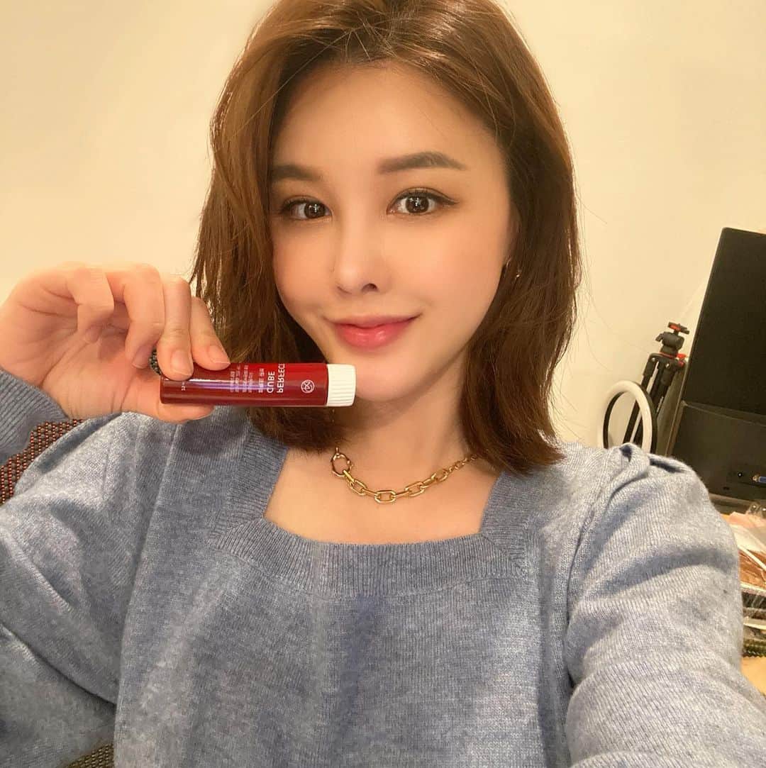 パク・ウンジのインスタグラム：「아모레 큐브미 콜라겐 ✨ 이번에 신년 특집 55%에 사은품이 최대 40 앰플이에요.  40앰플이면 거의 한달 반 먹는 양이죠?! 하루에 1앰플 아무때나 앰플만 섭취해주시면 되어요🤙  ▪️그 많은 브랜드 중에서 왜 아모레 큐브미 콜라겐 앰플이어야만할까요?. . 70년 전통의 Beauty&Healthy 회사인 아모레 퍼시픽은 대한민국에서피부, 아름다움, 건강에 대해 가장 이해도가 높은 기업이에요.이너뷰티에 특화된 국내 최초 콜라겐 개별인정형 제품을 출시하여 업계최초로 ‘장영실 상’을 수상했답니다👍건강기능 식품을 전문으로 생산하는 인증된 기관에서 제조 되기 때문에 1000000% 믿을 수 있어요. . ▪️성분은 어찌 되나요? 콜라겐 5,000mg, 히알루론산 120mg, 세라마이드, 엘라스틴. .  1일 1앰플을 마시면,콜라겐과 히알루론산을 원샷으로 보충할 수 있어요.  . . ▪️맛은 오때요?. . 열대과일 리치 맛, 저는 약간 성류 맛이 좀 나는 거 같기도 하고요~ 정말 주스처럼 맛있어요. (어떤 콜라겐 제품은 마실 때 역한 비릿? 한 맛이 나기도 하던데.. 이건 전혀 그런 게 없어서 강추). . ▪️효과는 어떤가요? . 저는 2년 넘게 꾸준히 마시고 있는데요~ 제가 있는 곳이 LA 잖아요!. . 날이 참~ 좋은 대신 굉장히 해가 세고 건조해요. 그래서 잠시라도 관리를 놓치면 금방 푸석푸석해지고 건조해지기 쉬워요.🙈일단 큐브미 마시고 나서 화장 안한 얼굴에서 탄력감이 탱탱하게 생기고 자고 일어나서 느껴지는 피부 당김이 없어졌어요.(프라이머를 안발라도 피부 화장이 잘 먹어요 진심). . 사실 속당김은 바르는 것으로 보충되기 힘들고 먹는 거로 채워줘야하거든요💪 속당김 심하신 분들 좋을 거 같고요, 피부 탄력감이 떨어지신 분들도 #피부보약 처럼 하루에 1 앰플씩 먹어주시면 확실히 나아지는 피부를 만날 수 있을 거에요.  . 나름 30대 후반으로 접어들었지만 피부가 탱탱하고 촉촉하게 보여지는 건 저도 꾸준히 관리 하는데에 비결이 있어요 :-) 요즘에는 세상이 좋아서 참~ 좋은 제품들?이 많더라고요. 근데 정말 진정성이 아모레만큼 있을지는 미지수?인 거 같아요. . 이번 #박은지콜라보프로젝트 는 저보고 선택하지마시고요 ‘아모레’ 70년 기업, 전세계가 인정하는 글로벌 기업인 거! 이것만 체크하셔도 좋을 거 같아요🙏   #프로필상단링크클릭✔️ 하면 구매싸이트 이동해용❤️」