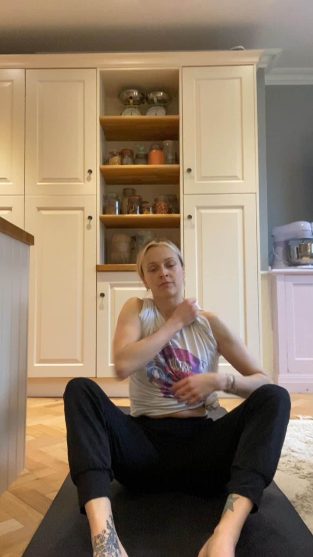 ファーン・コットンのインスタグラム：「Yoga in the kitchen today. One kid watching Danger Mouse and the other building a boat with a very loud hammer nearby. Finding the peace in the total chaos. One of my fave balances that tests my very weak wrists. Also you get a real good look at my atrocious roots. Lockdown hair, lockdown yoga, the lockdown juggle. ♥️」