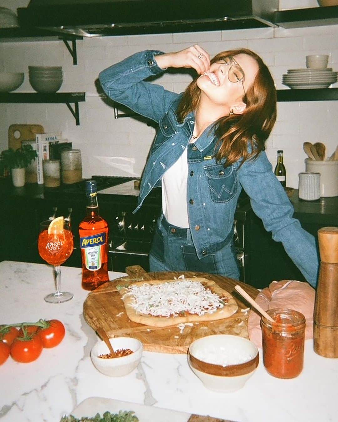 ゾーイ・ドゥイッチのインスタグラム：「🍕cheez pleeeez🍕 #aperollovespizza  #aperolspritz @aperolusa #ad21+ #🍕」