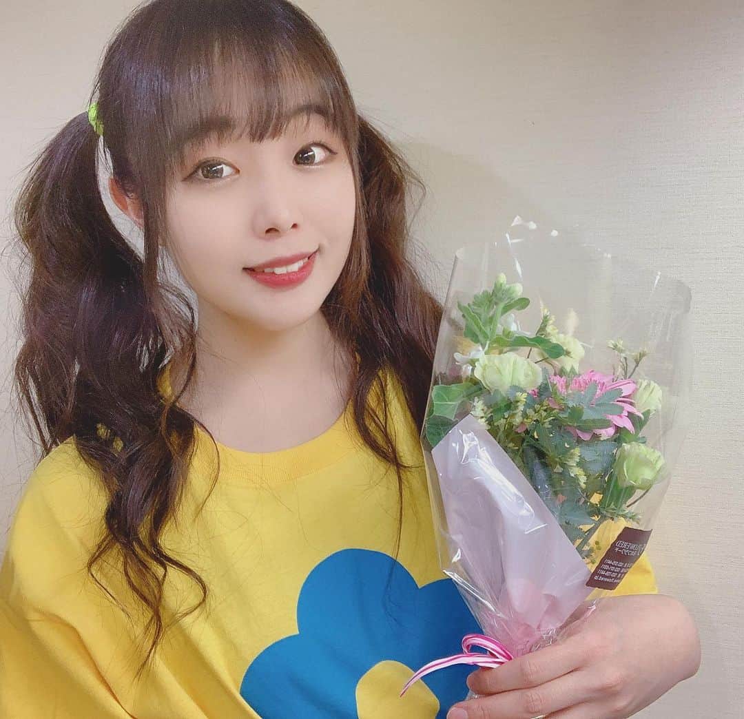 Dorothy Little Happyのインスタグラム：「べこ〜૮₍´｡• ᵕ •｡`₎ა ・ ・ 昨日は、きららプロデュースライブ💛でしたぁ〜 ・ ・ みんなでツインテール♪ Instagramにも残しておきます ・ ・ ・ ツインテールがレアなメンバーもいました👀笑 私は、いつもより少し高めなところで結びましたよ💓 ・ ・ きららちゃんからお花ももらったので嬉しいぃ🌷 ありがと♡♡ ・ ・ #dorothylittlehappy  #ツインテール」