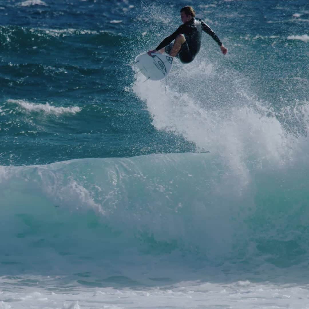 のインスタグラム：「Bad wave, big air. @kaelwalsh and the art of turning a foamy onshore closeout into a clip. ⁣ ⁣ Now go surf.」