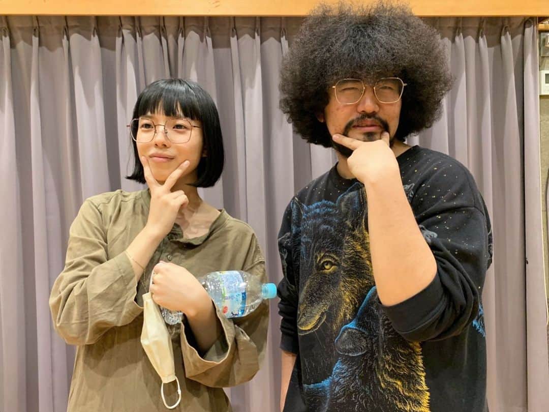 カネコアヤノのインスタグラム：「本日はzepp DiverCity配信ライブへ向けてのゲネプロでした〜🧚🏻‍♀️🧚🧚‍♂️いいかんじです🧚🏻‍♀️🧚🧚‍♂️ 10年の仲にもなるとメガネもおそろっちです！」