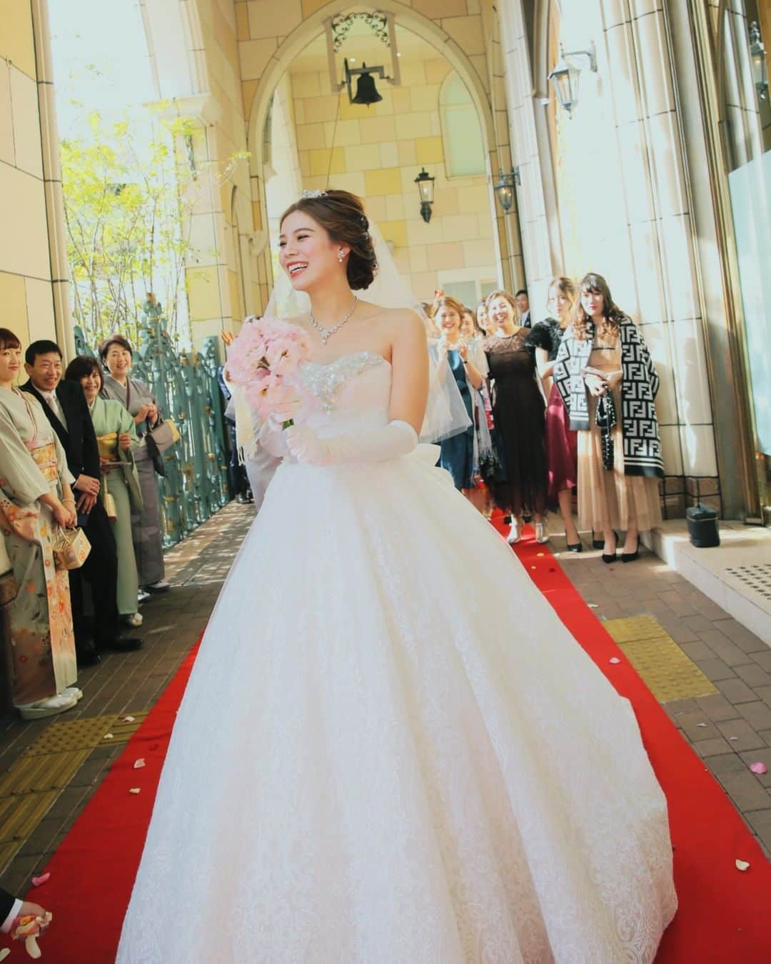マリエカリヨン名古屋のインスタグラム：「@marieecarillon . 幸せのおすそ分けとしての 定番演出"ブーケトス"♡ 花嫁さまが女性ゲストに向かって ブーケを投げる瞬間は、大盛り上がり♪* 笑顔の連鎖が広がります♡ . ▼ブライダルフェアは インスタのTOPからご予約が出来ます⚐ ＞＞＞ @marieecarillon . マリエカリヨン名古屋では、 お客様の安心安全を考慮して、 業界のガイドラインに沿って、 感染症対策を行ったうえで、 営業を行っております。 オンラインでのご相談も受け付けておりますので、 お気軽にお問合せ下さい。 . ------------------ . @marieecarillonをフォローして #マリエカリヨン #マリエカリヨン名古屋 のハッシュタグをつけて お写真を投稿してみてくださいね✳︎ . こちらの公式IG（@marieecarillon） で取り上げさせていただきます♡ . #式場見学 #プレ花嫁 #結婚式場 #名古屋結婚式 #結婚式  #ウェディングドレス #カラードレス #挙式　#挙式レポ #結婚式レポ #チャペル #大聖堂 #卒花嫁 #式場迷子 #披露宴 #結婚式準備 #日本中の花嫁さんと繋がりたい #東海プレ花嫁 #名古屋花嫁 #プレ花嫁準備 #入籍 #前撮り #後撮り #ブーケトス #結婚式演出 #バージンロード #挙式レポ #結婚式当日レポ」