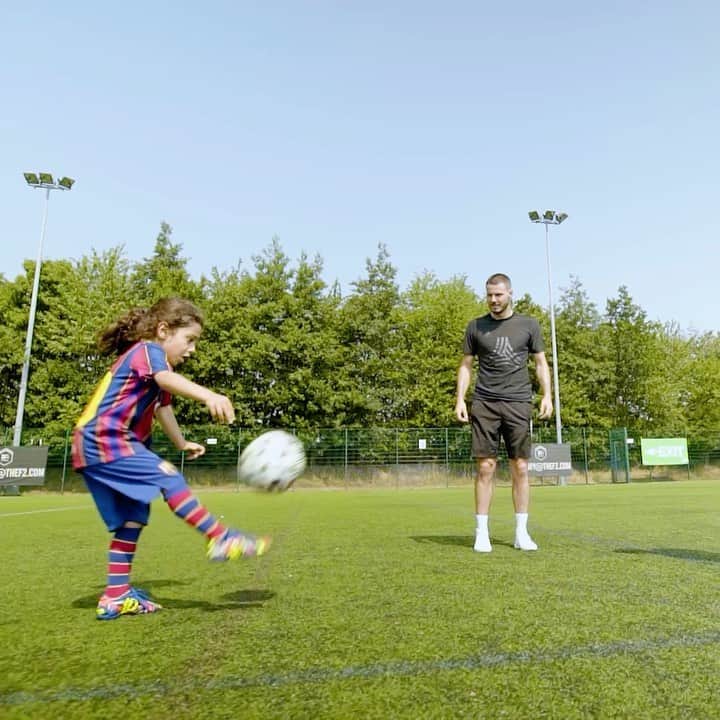 F2Freestylersのインスタグラム：「How many kick ups could you do as a 8️⃣ year old??? 🤯🤩  @arat.gym with the tekkers! 🔥🔥🔥  #football #footballskills #footballtricks #ronaldo #messi #mbappe #neymar」