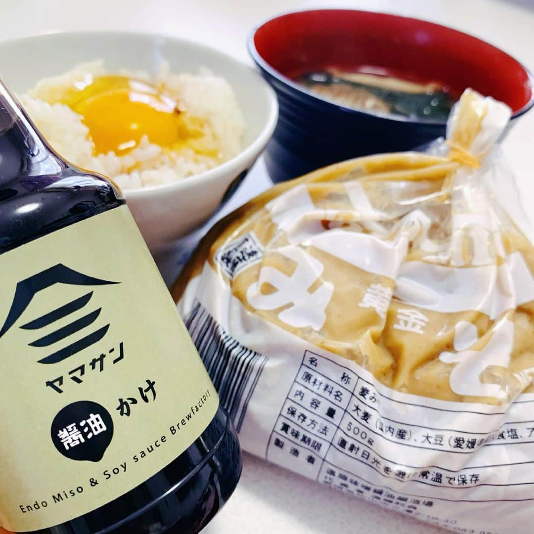 山﨑真依さんのインスタグラム写真 - (山﨑真依Instagram)「少し前にストーリーズにのせた卵かけご飯、 お醤油どこのー？と質問いただいたので😄  以前ロケでお世話になった 三津浜の遠藤味噌醤油醸造場の 麦味噌とかけ醤油で朝ご飯いただいてます😋  松山市内の小学校給食にも使われているとお話されていた甘めの麦味噌、 柔らかく丸い味わいがほっこりします☺️  かけ醤油も甘めかつ醤油の芳醇な香りが心地よく、 何にかけても美味しい‼️👍  卵かけご飯がとんでもないごちそうになります😉  参考になれば幸いです😊🙏  #ほーなん #テレビ愛媛 #アナウンサー #朝ごはん #お味噌汁 #麦味噌 #腸活 #卵かけご飯 #絶品」2月25日 17時56分 - yamasaki_mai0215