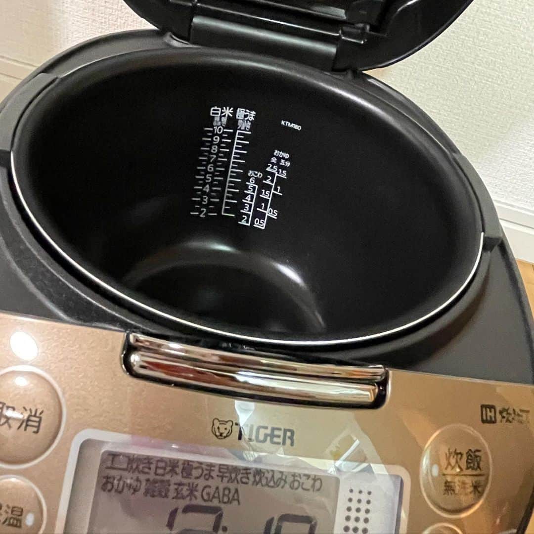 角田奈緒子さんのインスタグラム写真 - (角田奈緒子Instagram)「* new炊飯器✨ 一升炊きです。 沼飯（ @musclegrill ）のために購入しました🤔  わたしはトマト大好きなので、マグマが一番好き🍅 セメントも美味しいです！  年末年始で増えた体重。ポヨポヨお腹。🥺 沼飯生活でスリムになります！  #マッスルグリル #ビストロシャイニー  #沼飯 #沼 #マグマ #セメント  #一升炊き #一升炊き炊飯器  #減量飯 #減量  #気象予報士 #気象キャスター 　　　 #お天気お姉さん #お天気キャスター」2月25日 17時57分 - naokoon1122