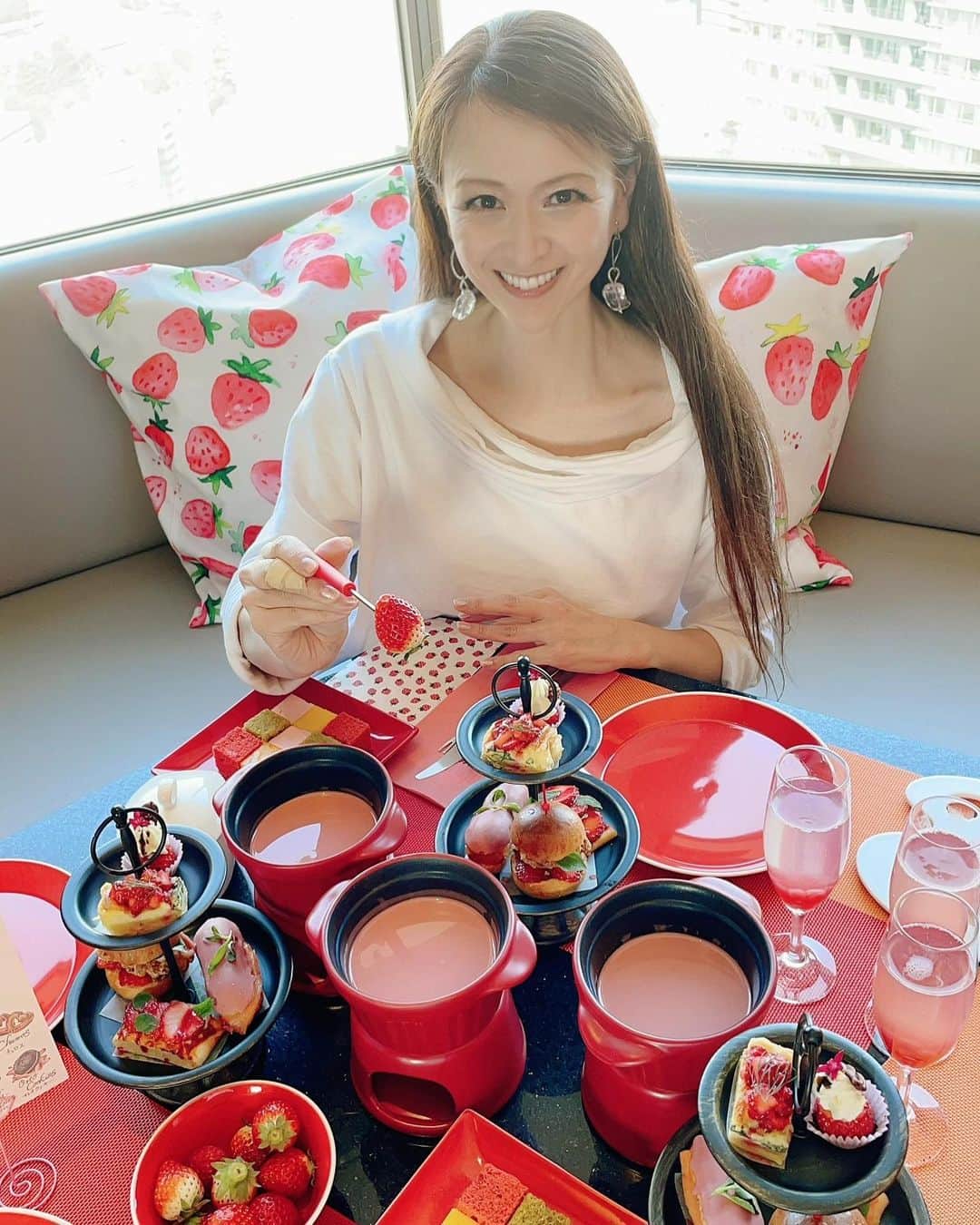 里井真由美さんのインスタグラム写真 - (里井真由美Instagram)「36階‼️高層で楽しむ いちごフォンデュ〜🍓 ANA インターコンチネンタルホテル東京 「MIXX バー&ラウンジ」の新企画❗️ 「ストロベリー&ルビーチョコレートフォンデュ」でございます〜 @anaintercontinentaltokyo   眺望、可愛さ、おいしさ、満点💯！ 土日祝 限定の お楽しみ❤️🍓❤️  フレッシュいちご、ふわふわマシュマロ、スポンジケーキなどを、なめらか〜なルビーチョコソースを絡めて頂きます  特筆はこのルビーチョコソース♡ 常温でとろ〜りとろけて 甘さもちょうど良いの💕☺️💕  チキンミニバーガーやピッツァ、キッシュなど 5 種のお食事系 セイボリーもついているので ランチにもぴったりです。  また、店内中央に「セルフデコレーション」コーナーがあり、コックコートを着てロールケーキのパティシエ体験もできちゃいます。  ゆったりソファに いちごクッション🍓 お席の空間♡ゆったり広々〜 国会議事堂や都内の眺望を眺めながら 3人で ゆる〜り おいしく楽しく過ごしてきました🍓🍓🍓🍓  またすぐ行きたーい🍓  ■対象日: 2021 年 2 月 14 日(日)~5 月 30 日(日) 毎週土曜・日曜・祝日限定  ■時 間: 土曜・日曜・祝日 11:30~18:00(最終入店) ※いずれも 90 分制  ■店 舗: MIXX バー&ラウンジ(36FL.) ■価 格: お 1 人様 3,900 円 (税・サービス料別) ■ご予約・お問い合わせ: TEL 03-3505-1185 (レストラン予約センター) ※前日の 17 時までに  🔻要予約 🔻 https://anaintercontinental-tokyo.jp/offer/mixx-strawberry-ruby-chocolate-fondue/  Thank you for inviting me @anaintercontinentaltokyo   。。。  #anaインターコンチネンタルホテル東京 #ホテルスイーツ#anaintercontinentaltokyo  #いちご#ルビーチョコレート #いちごスイーツ#アフタヌーンティー#里井真由美#フードジャーナリスト里井真由美 #さといいね#モンブラン#モンブランの世界#」2月25日 17時57分 - mayumi.satoi