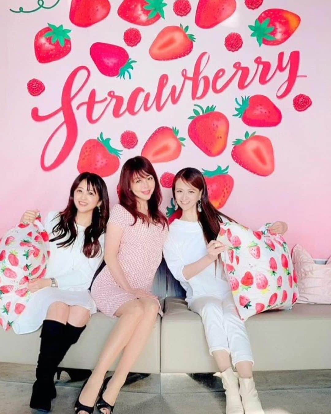 里井真由美さんのインスタグラム写真 - (里井真由美Instagram)「36階‼️高層で楽しむ いちごフォンデュ〜🍓 ANA インターコンチネンタルホテル東京 「MIXX バー&ラウンジ」の新企画❗️ 「ストロベリー&ルビーチョコレートフォンデュ」でございます〜 @anaintercontinentaltokyo   眺望、可愛さ、おいしさ、満点💯！ 土日祝 限定の お楽しみ❤️🍓❤️  フレッシュいちご、ふわふわマシュマロ、スポンジケーキなどを、なめらか〜なルビーチョコソースを絡めて頂きます  特筆はこのルビーチョコソース♡ 常温でとろ〜りとろけて 甘さもちょうど良いの💕☺️💕  チキンミニバーガーやピッツァ、キッシュなど 5 種のお食事系 セイボリーもついているので ランチにもぴったりです。  また、店内中央に「セルフデコレーション」コーナーがあり、コックコートを着てロールケーキのパティシエ体験もできちゃいます。  ゆったりソファに いちごクッション🍓 お席の空間♡ゆったり広々〜 国会議事堂や都内の眺望を眺めながら 3人で ゆる〜り おいしく楽しく過ごしてきました🍓🍓🍓🍓  またすぐ行きたーい🍓  ■対象日: 2021 年 2 月 14 日(日)~5 月 30 日(日) 毎週土曜・日曜・祝日限定  ■時 間: 土曜・日曜・祝日 11:30~18:00(最終入店) ※いずれも 90 分制  ■店 舗: MIXX バー&ラウンジ(36FL.) ■価 格: お 1 人様 3,900 円 (税・サービス料別) ■ご予約・お問い合わせ: TEL 03-3505-1185 (レストラン予約センター) ※前日の 17 時までに  🔻要予約 🔻 https://anaintercontinental-tokyo.jp/offer/mixx-strawberry-ruby-chocolate-fondue/  Thank you for inviting me @anaintercontinentaltokyo   。。。  #anaインターコンチネンタルホテル東京 #ホテルスイーツ#anaintercontinentaltokyo  #いちご#ルビーチョコレート #いちごスイーツ#アフタヌーンティー#里井真由美#フードジャーナリスト里井真由美 #さといいね#モンブラン#モンブランの世界#」2月25日 17時57分 - mayumi.satoi