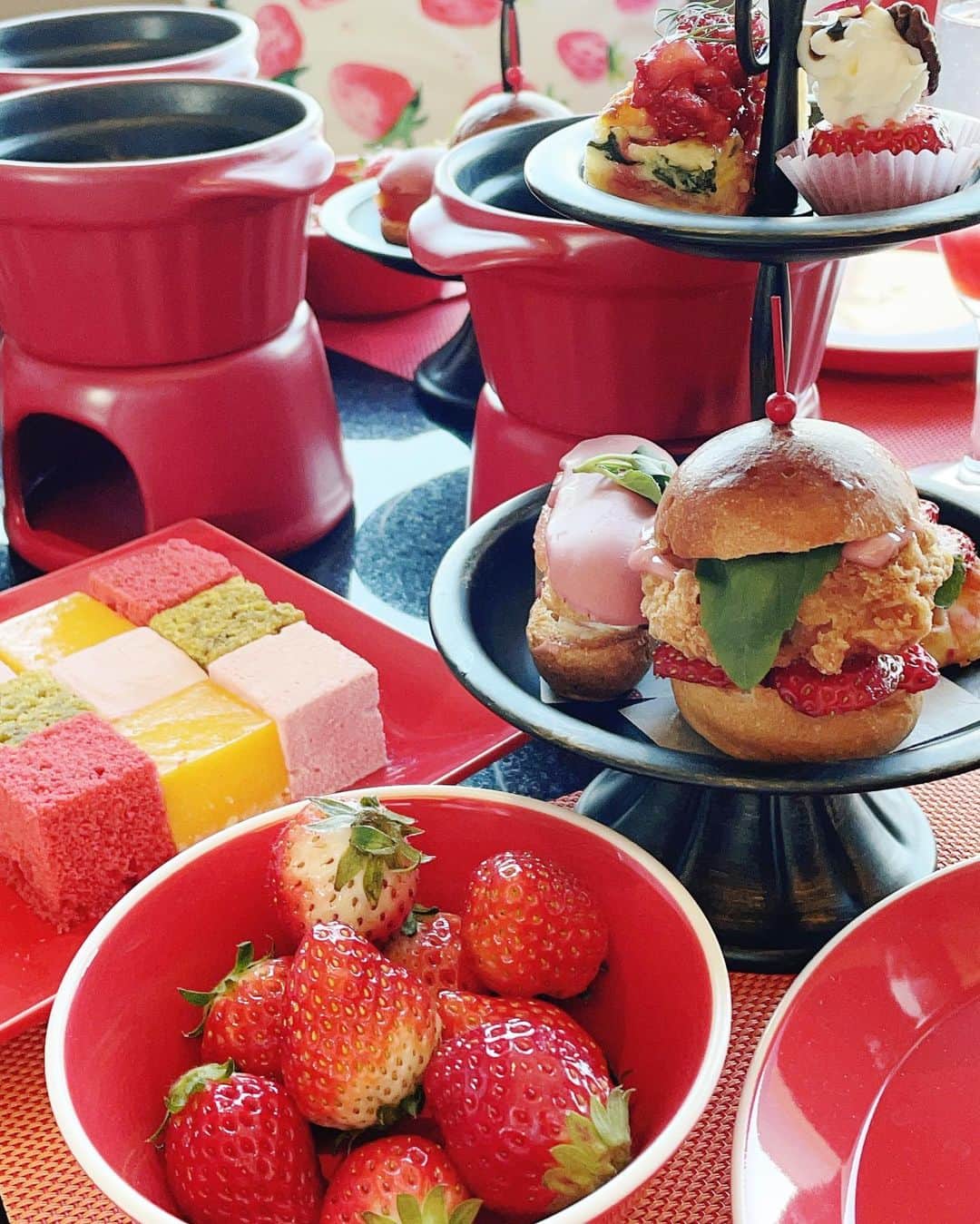 里井真由美さんのインスタグラム写真 - (里井真由美Instagram)「36階‼️高層で楽しむ いちごフォンデュ〜🍓 ANA インターコンチネンタルホテル東京 「MIXX バー&ラウンジ」の新企画❗️ 「ストロベリー&ルビーチョコレートフォンデュ」でございます〜 @anaintercontinentaltokyo   眺望、可愛さ、おいしさ、満点💯！ 土日祝 限定の お楽しみ❤️🍓❤️  フレッシュいちご、ふわふわマシュマロ、スポンジケーキなどを、なめらか〜なルビーチョコソースを絡めて頂きます  特筆はこのルビーチョコソース♡ 常温でとろ〜りとろけて 甘さもちょうど良いの💕☺️💕  チキンミニバーガーやピッツァ、キッシュなど 5 種のお食事系 セイボリーもついているので ランチにもぴったりです。  また、店内中央に「セルフデコレーション」コーナーがあり、コックコートを着てロールケーキのパティシエ体験もできちゃいます。  ゆったりソファに いちごクッション🍓 お席の空間♡ゆったり広々〜 国会議事堂や都内の眺望を眺めながら 3人で ゆる〜り おいしく楽しく過ごしてきました🍓🍓🍓🍓  またすぐ行きたーい🍓  ■対象日: 2021 年 2 月 14 日(日)~5 月 30 日(日) 毎週土曜・日曜・祝日限定  ■時 間: 土曜・日曜・祝日 11:30~18:00(最終入店) ※いずれも 90 分制  ■店 舗: MIXX バー&ラウンジ(36FL.) ■価 格: お 1 人様 3,900 円 (税・サービス料別) ■ご予約・お問い合わせ: TEL 03-3505-1185 (レストラン予約センター) ※前日の 17 時までに  🔻要予約 🔻 https://anaintercontinental-tokyo.jp/offer/mixx-strawberry-ruby-chocolate-fondue/  Thank you for inviting me @anaintercontinentaltokyo   。。。  #anaインターコンチネンタルホテル東京 #ホテルスイーツ#anaintercontinentaltokyo  #いちご#ルビーチョコレート #いちごスイーツ#アフタヌーンティー#里井真由美#フードジャーナリスト里井真由美 #さといいね#モンブラン#モンブランの世界#」2月25日 17時57分 - mayumi.satoi