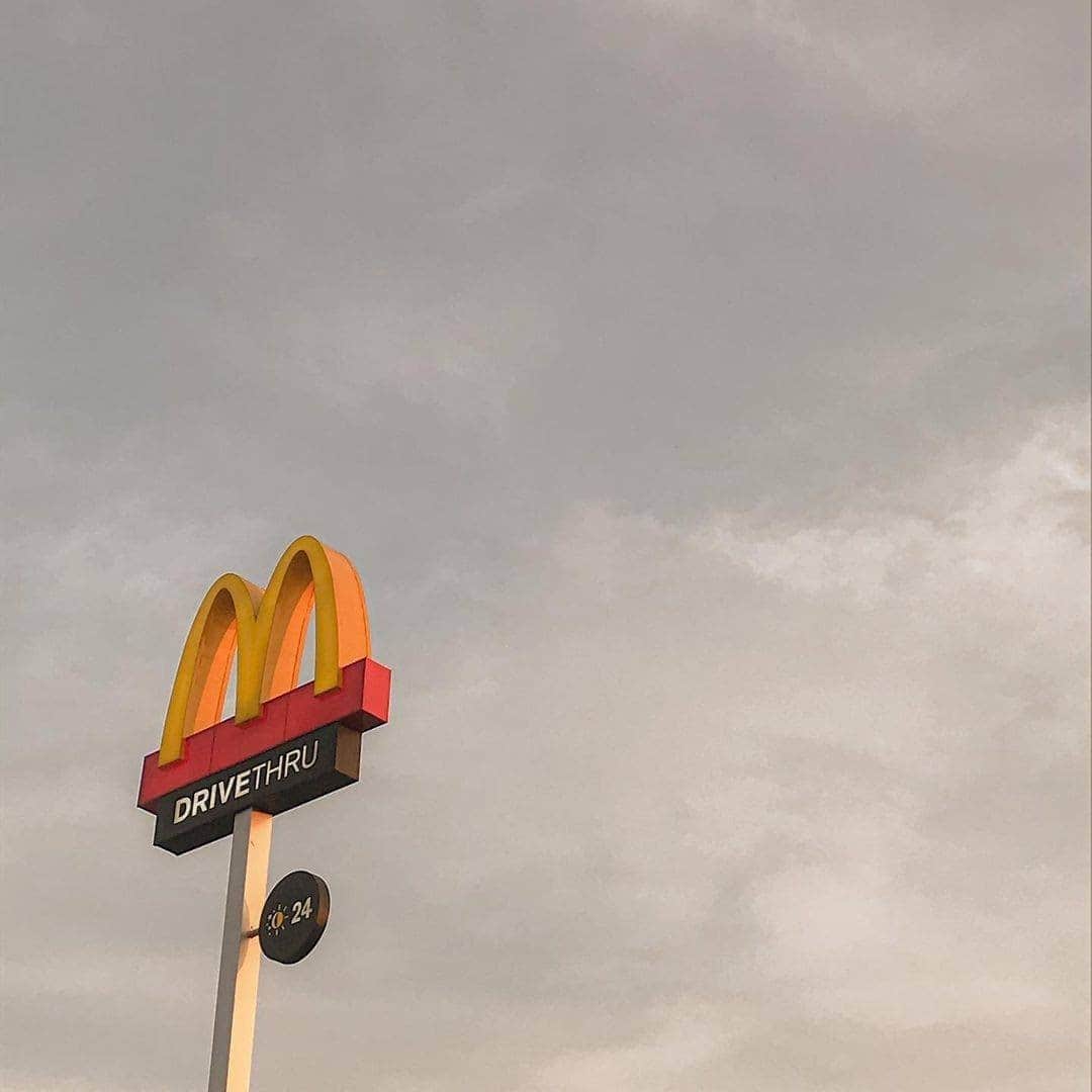 McDonald's Philippinesさんのインスタグラム写真 - (McDonald's PhilippinesInstagram)「Glad everyone had a chance to hit that ⏸️ button today. Treat yourself to your McDo faves before the day ends! 😉  Head to McDo  via Dine-In, Take Out, Drive- Thru, or Pick- Up. You can also order via the McDelivery PH App, website, or through our hotline 8888-6236 (NCR).  Photo by: @jonathanrqueee」2月25日 17時58分 - mcdo_ph