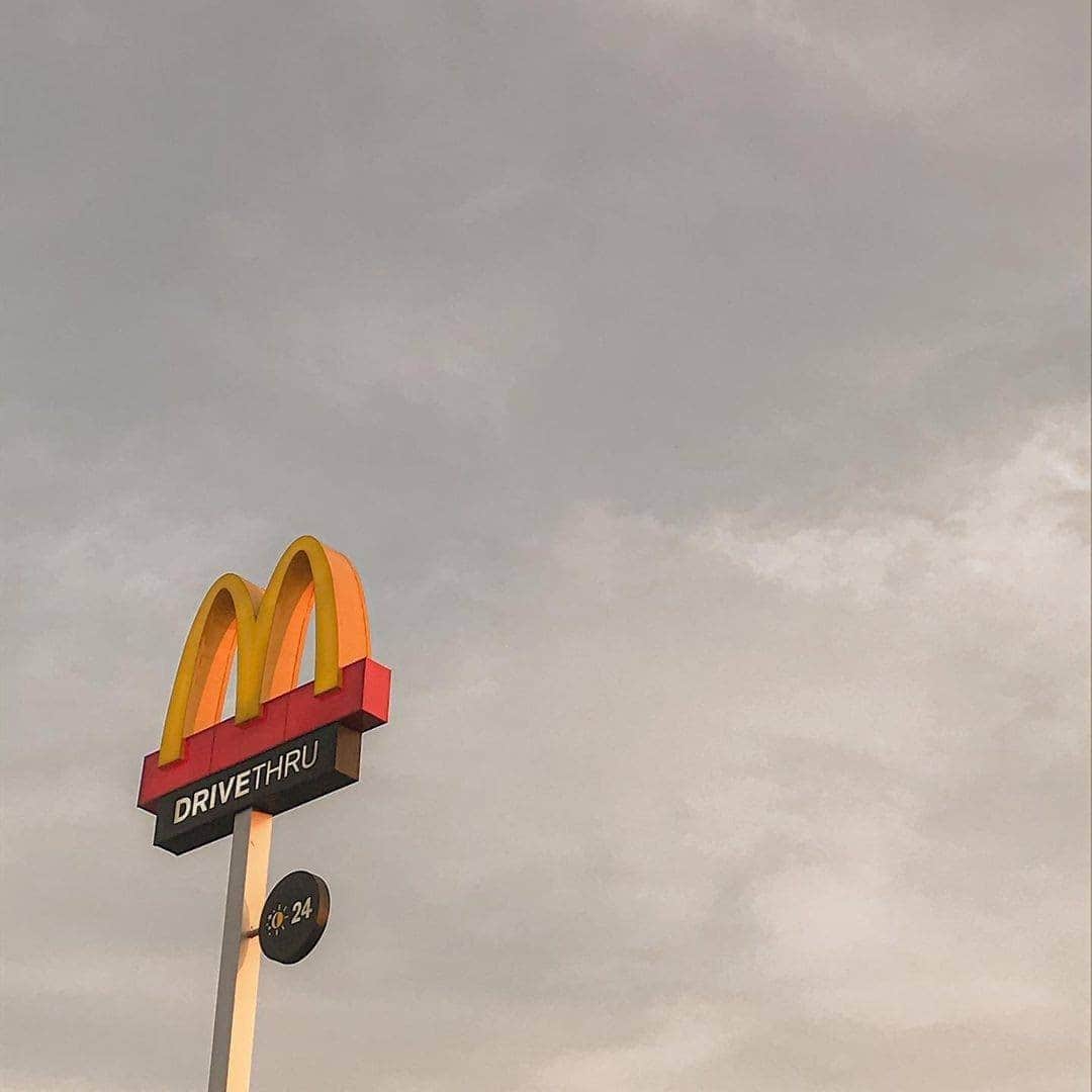 McDonald's Philippinesのインスタグラム：「Glad everyone had a chance to hit that ⏸️ button today. Treat yourself to your McDo faves before the day ends! 😉  Head to McDo  via Dine-In, Take Out, Drive- Thru, or Pick- Up. You can also order via the McDelivery PH App, website, or through our hotline 8888-6236 (NCR).  Photo by: @jonathanrqueee」