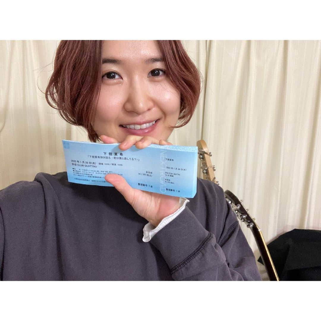 下舘夏希さんのインスタグラム写真 - (下舘夏希Instagram)「受け取り♥️ 2022年1月26日(水)渋谷CLUB QUATTRO弾き語りワンマン タイトル発表！ 「下舘夏希弾き語る -君は僕と息してる？-」 アコギ一本で勝負します。 明日のライブから手売りチケット発売します！ 整理番号順の入場なんで是非早めにGETしてください🥺✨ 明日からネット販売も開始！ #ダテシモの挑戦 #渋谷クアトロ #渋谷clubquattro #弾き語りワンマン #弾き語り #シンガーソングライター #ライブ #live #挑戦 #チャレンジ」2月25日 18時00分 - dateshimo