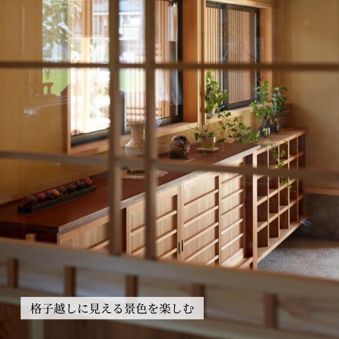 のインスタグラム：「【玄関】 格子越しに見える景色も美しいのが和の住まい。 ---------------------------------------------﻿ ﻿﻿ 資料請求はこちら▶ @nkk_request イベント予約はこちら▶ @nkk_event  動画で「WEB見学会」公開中‼︎ ﻿ →IGTVからご覧いただけます。﻿ ﻿ -----------------------------------------------﻿  #格子 #建具 #下駄箱 #玄関  #なんば建築工房 #岡山県倉敷市 #児島 #工務店 #大工 #職人 #手仕事 #工務店だからつくれる家 #注文住宅 #新築 #リフォーム #改築 #増改築 #古民家再生  #平屋 #一戸建て #日本家屋 #和風の家 #木の家 #自然素材の家 #無垢の木の家  #施工事例 #マイホーム #家づくり」