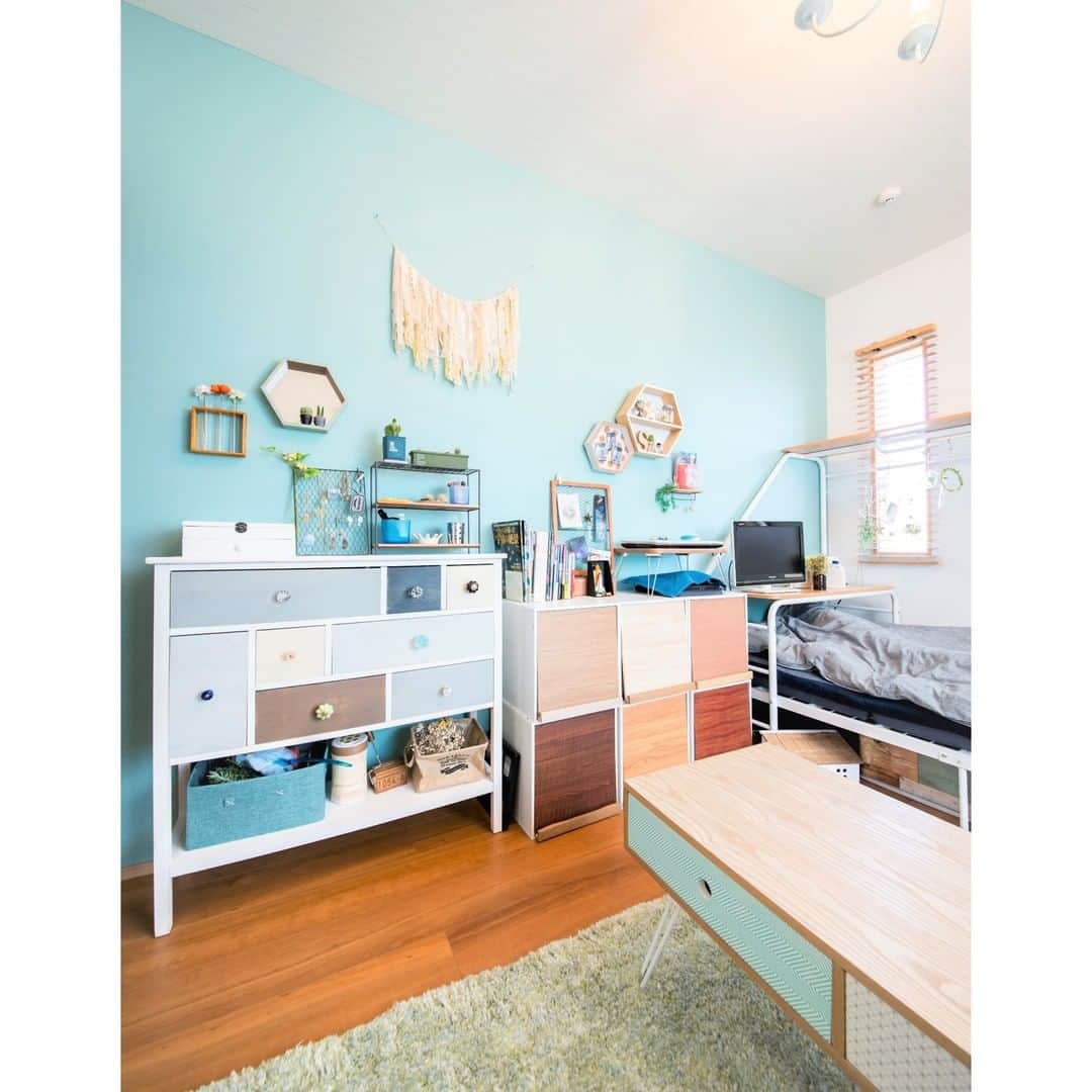 タマホーム株式会社さんのインスタグラム写真 - (タマホーム株式会社Instagram)「~お客様のお家~ 淡いブルーのアクセントクロスがお部屋を明るく印象的に♪ おしゃれな小物やインテリアがより空間を引き立ててくれます。 - - ---お知らせ タマホームの良質低価格住宅をご体感ください！ はじめての「予約来場」でQUOカード４０００円分を進呈。 開催期間｜3/14(日)まで全国一斉開催中 ※進呈には一部条件がございます。あらかじめご了承ください。 詳しくはタマホーム公式HPをご覧ください。 - - #部屋作り #部屋 #interiordesign  #壁紙 #アクセントクロス #二世帯住宅 #二世帯住宅完全分離型 #四角い家 #黒い家 #タマホーム #施工事例 #施工例 #注文住宅 #自由設計 #家 #マイホーム #住まい #住宅ローン #新築戸建て #家づくり #家づくりアイデア #マイホーム計画 #空間デザイン #空間設計 #上質な暮らし」2月25日 18時00分 - tamahome_official