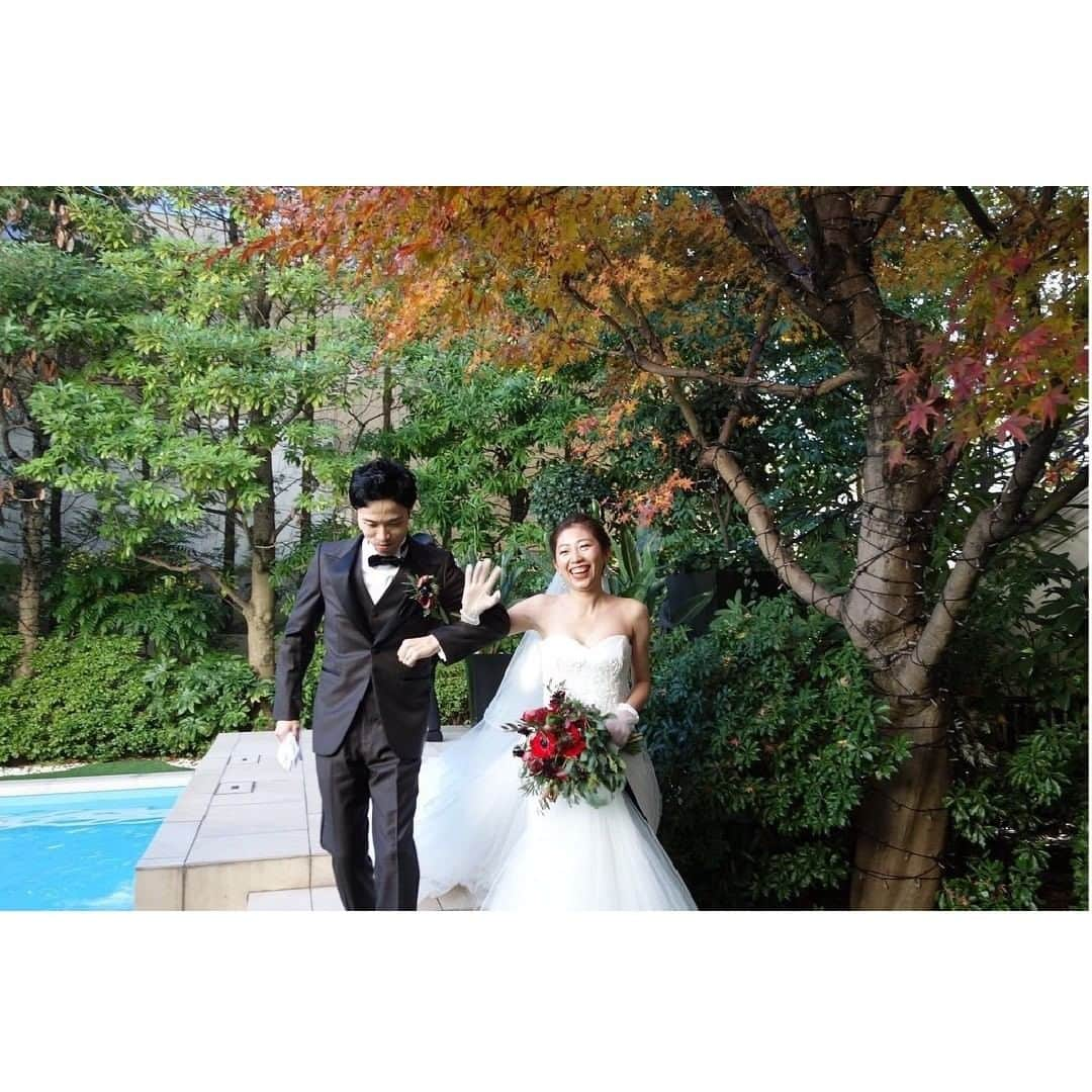 ゼクシィさんのインスタグラム写真 - (ゼクシィInstagram)「. #結婚式のチカラ2020 のハッシュタグをつけて投稿頂いた中から 「結婚式ってやっぱりいいな」と ”チカラ”をもらえるすてきな事例をご紹介📸 . 春婚から冬婚へ . 中止じゃなくて延期だから。 悔しいけどまたイチから頑張ろう！ そう前向きに考えて準備してきた @yn_wedding1122 さんの結婚式💒 . 挙式当日 来られなかった方のために、オンラインで中継したそう！ . 今まで頑張れなかったダイエットにも 本気で取り組んできたから みんなに「痩せたねー」って言われてうれしかったとのこと♡ . たくさんの方から愛をもらって 最高の1日になったそう☺️ . 投稿いただきありがとうございました✨ . +♥+:;;;:+♥+:;;;: Wedding　at 2020年12月 #青山迎賓館 +♥+:;;;:+♥+:;;;: . ゜+.――゜+.――゜+.――゜+.――゜+.――゜+.――゜ . ゼクシィでは、2020年6月以降に結婚式（結婚イベント） を挙げた花嫁さんの事例を大募集！📸 . #結婚式のチカラ2021 をつけて、みなさんの素敵な 結婚式のお写真やエピソードを投稿してください💌 . ゜+.――゜+.――゜+.――゜+.――゜+.――゜+.――゜ . 定期的に本アカウントにてみなさんの結婚式をご紹介させていただきます。 ご紹介させていただく場合は、 事前に @zexy_contact1 もしくは @zexy_contact2 からご連絡します🌟 . ▼公式アプリもCHECKしてね ゼクシィアプリはURLから🙌 @zexyrecruit  #全国のプレ花嫁さんと繋がりたい #日本中のプレ花嫁さんと繋がりたい #2020冬婚 #2020夏婚 #2020秋婚 #2021春婚 #2021夏婚 #結婚準備 #結婚式準備 #プレ花嫁 #ウェディング _ #フォトウェディング #ウェディングフォト #卒花 #前撮り #コロナに負けるな #コロナに負けない #コロナ結婚式 #結婚式決行 #結婚式延期 _ #結婚式 #ゼクシィ #ちーむゼクシィ #幸せが動きだしたらゼクシィ」2月25日 18時00分 - zexyrecruit