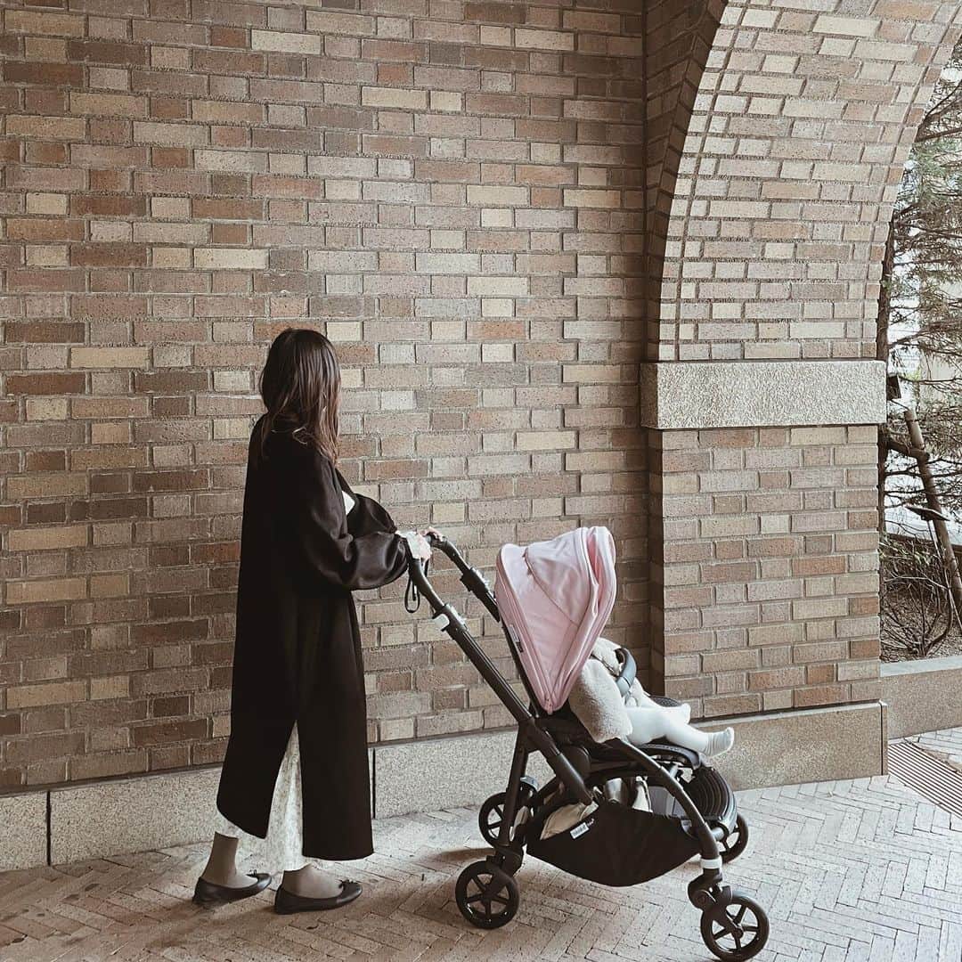 yuiのインスタグラム：「🐝 オランダ生まれのおしゃれなベビーカー・バガブービー6を贈っていただきました。 さすが、ベビーカー界のロールスロイスと言われるだけあって、走行性はバツグン😳 片手でもスムーズにコントロールできるし、ホイールが大きめなので安定感があります◎ リクライニングの角度も変えやすいし、サンキャノピーもすっぽり下ろせるのが嬉しい👏🏻 中でもいちばんいいな♪と思ったポイントは、ハンドルバーが10段階で高さ調節出来ること👌🏻 うちは夫婦の身長差が割とあるので、私がちょうど良いなと思って買ったベビーカーでは、パパにとってはハンドルの位置が低すぎて押しにくいとか腰痛くなるとかずっと文句言われてたんです😅たまにしか押さないくせに.笑) カラーはソフトピンク。2台目だからちょっと冒険してみた🙈女の子ならではって感じでかわいい💕  ☑︎Bugaboo Bee 6 black × soft pink @bugaboojapan」