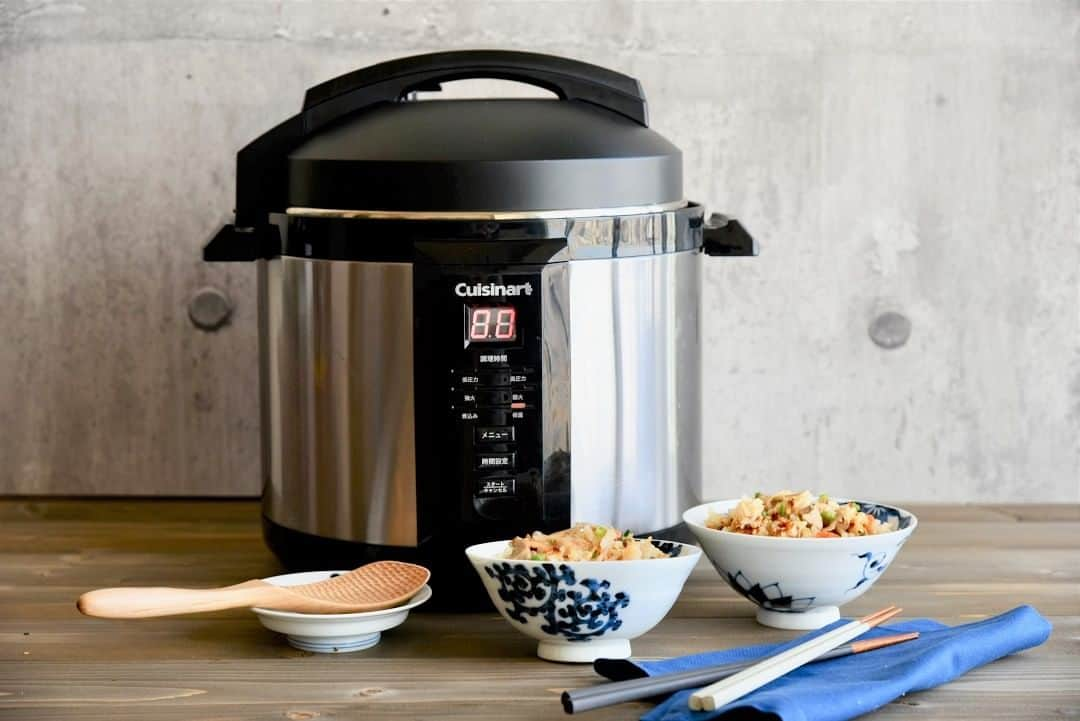 Cuisinart(クイジナート)ジャパン公式アカウントさんのインスタグラム写真 - (Cuisinart(クイジナート)ジャパン公式アカウントInstagram)「『5分で完成！冬野菜の鶏五目飯』⁣ ⁣ 寒い日にもおすすめの炊き込みご飯😋⁣ ⁣ クイジナートの電気圧力鍋は炊飯も得意🍚✨⁣ 一見手間がかかると思われがちな炊き込みご飯も、簡単に作ることができます♬⁣ ⁣ 今回ご紹介するレシピは、鶏肉を使うので出汁を使わなくても旨みたっぷり🐓⁣ 生椎茸を使うので水戻しの必要もありません。⁣ ⁣ 忙しい日もあっという間におうちごはんの完成です👏⁣ ⁣ 📌材料 (4人分)⁣ 米...2合⁣ 鶏もも肉...100g⁣ れんこん...100g(小1節)⁣ ごぼう...80g(1/2本)⁣ にんじん...80g(1/2本)⁣ 生椎茸...30g(2枚)⁣ 油揚げ...1/2枚⁣ ★水...350ml⁣ ★薄口醤油...大さじ2⁣ ★みりん...大さじ2⁣ 万能ねぎ...3本⁣ 白ごま...大さじ1⁣ ⁣ 📌作り方⁣ ① 米は洗ってザルにあげる。鶏もも肉は2cm角に切り、れんこんは皮をむいて薄い半月切りにし(大きい場合はいちょう切り)水にさらしてザルにあげる。ごぼうはささがきにし、にんじんは5cm長さの千切りに、椎茸は薄切りにする。油揚げは油抜きをして細切りにする。⁣ ⁣ ② 電気圧力鍋に洗った米と★を入れて一混ぜし、具材を上に乗せる。⁣ 電気圧力鍋を「低圧力」設定5分で加圧する。⁣ ⁣ ③ ピンが降りたら白ごま、小口切りにした万能ねぎを加えて全体を混ぜて器に盛る。⁣ ⁣ ※調理時間に余熱時間は含んでおりません。⁣ ⁣ ・。・。・。・。・。・⁣ 🍚Item：電気圧力なべ⁣ ⁣ 🔍CPC-400KJ⁣ ・。・。・。・。・。・⁣ ⁣ #クイジナート #cuisinart #クイジナートのある生活 #クイジナートLOVE #クイジナート電気圧力鍋 ##電気圧力鍋 #おうち時間を楽しむ #おうち時間 #丁寧な暮らし #おうちごはん #豊かな食卓 #簡単ごはん #美味しい時間 #今日のご飯 #料理好きな人とつながりたい #おうちごはんlover #暮らしを楽しむ #簡単ご飯 #私の美味しい写真 #クッキングラマー #夜ごはん #晩ご飯 #手作りごはん #料理好きな人と繋がりたい #炊き込みご飯 #炊き込みご飯レシピ #簡単レシピ #時短レシピ #冬野菜 #レシピ付き」2月25日 18時00分 - cuisine_art