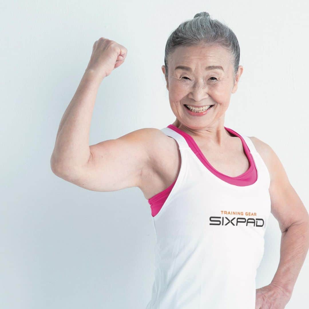 SIXPADのインスタグラム：「SIXPADは、日本最高齢、90歳現役フィットネス・インストラクターの”タキミカさん”こと瀧島　未香さんとのパートナーシップを締結いたしました。 瀧島さんは、EMSオンラインジム「SIXPAD HOME GYM（シックスパッド ホームジム）」のインストラクターに就任し、SIXPAD製品のプロモーションにも登場いたします。 年齢にとらわれないパワフルな考えや生き方を実践されている瀧島さんと一緒に、皆様の健康づくりのサポートをしてまいります。  @sixpad_homegym  #sixpad #シックスパッド #タキミカ #sixpadhomegym #シックスパッドホームジム #筋トレ #フィットネス #宅トレ #オンラインフィットネス #年齢はただの数字 #パワーエイジング #瀧島未香」