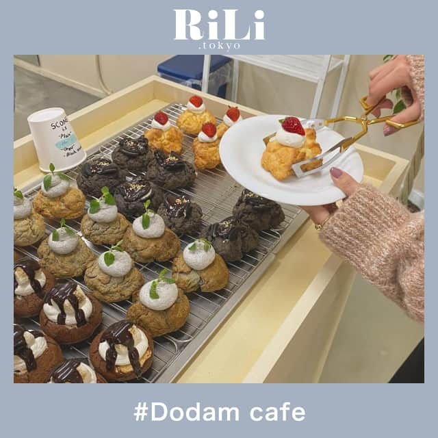 RiLiさんのインスタグラム写真 - (RiLiInstagram)「まるで韓国❕❔映えなカフェ【Dodam cafe】⁣ ......⁣ 昨年12月23日に大阪にプレオープンしたばかりの韓国風カフェ【Dodam cafe（ドダム カフェ）】が早くも話題に❗❗行列ができるほど大人気なんだって😳🌟⁣ 堀江にあるカフェなんだけど、店内は白を基調としていてアクセントとしてブルーが映えるとっても素敵なお店💠☁️ドリンクやスイーツなどどれもかわいくて迷っちゃうね🐇⁣ デザートはなくなり次第終了らしいから狙っている子は早めに行くといいかも🤔💭渡韓できない今、Dodam cafeで韓国気分を味わっちゃおう🇰🇷♡⁣ .⁣ ※注意※⁣⁣ 外出の際はマスクの着用、人との距離を保つなどの感染対策を心がけ⁣帰宅時はしっかり手洗い・うがいを行いましょう！⁣⁣ またご紹介した店舗の営業時間等が⁣変更されている場合がございます。ご注意ください。⁣ ❣❣❣❣❣⁣ サイトやSNSで掲載させていただくお写真募集中😘📸⁣ かわいいコーデやアイテム、注目スポットなどが撮れたら、ハッシュタグ→#rili_tokyo  を付けて投稿❗⁣ ．⁣ Special Thanks💋 Photo by⁣ @gnano_____⁣ @sasasapi.07⁣ @lmd89n⁣ @i.moe_⁣ @snkksmt⁣ @__m.1701⁣ @mnm1016_⁣ @rika_8181⁣ .⁣ #Dodam cafe #ドダム カフェ #大阪カフェ #堀江カフェ #カフェ活 #カフェ巡り #韓国っぽカフェ #韓国風カフェ #韓国旅行 #rili_tokyo #おしゃれさんと繋がりたい #お洒落さんと繋がりたい #ファッション #패션스타그램 #ootd #outfit」2月25日 18時00分 - rili.tokyo