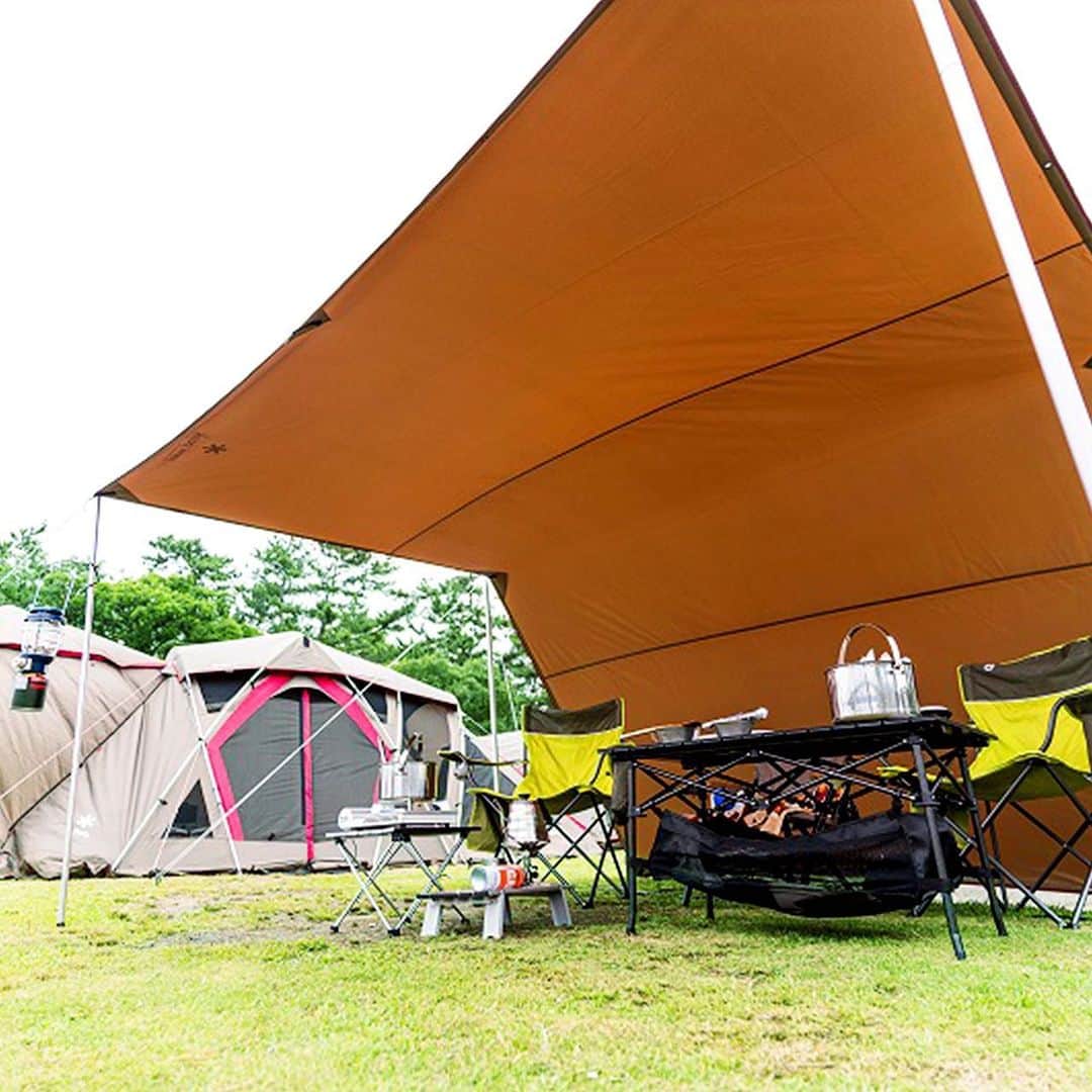 キャンプ情報サイト［ランタン］さんのインスタグラム写真 - (キャンプ情報サイト［ランタン］Instagram)「CAMP SMILE STYLE ／ 丈夫でデザインの良い スノーピークのテントとタープがお気に入り！ ＼ いろんなキャンパーのキャンプスタイルを現地取材と一般キャンパーからの投稿で数多く掲載してます。 . . 詳しくは @lantern.camp webサイトをご覧ください . . #camp #camping #outdoor #travel #trip #lantern_smile #nature #キャンプ #キャンプ用品 #アウトドア #テント #自然 #旅行 #キャンプ初心者 #キャンプ好きな人と繋がりたい #アウトドア好きな人と繋がりたい #camper #外遊び #snowpeak #スノーピーク #colemam #コールマン #lantern #ランタン #マイアミ浜オートキャンプ場 #焚き火台 #グルキャン #カレー」2月25日 18時01分 - lantern.camp