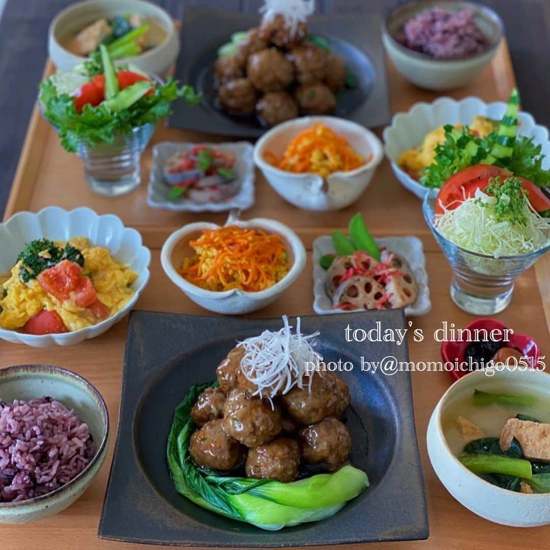 YASUKO TAKESUEのインスタグラム：「. こんばんは☺️💕. 今日の晩ごはん♬ . . 🌟肉団子甘酢あんかけ 🌟ブロッコリーとトマトの 　　　　ふわふわ卵炒め 🌟人参しりしり 🌟蓮根と絹さやと桜海老の 　　　　　バター炒め 🌟野菜サラダ 🌟厚揚げと小松菜の味噌汁 . . . 肉団子はピーマンと人参と玉ねぎを刻んで入れ お豆腐も入ってるので ヘルシーでふわふわ食感🥰💕 . .  #晩ごはん#晩ご飯#夜ごはん#よるごはん#夕食#おうちごはん#お家ご飯#うちご飯#おうちご飯lover#おうちご飯記録#食卓#手料理#手作りご飯#料理写真#器好き#器集め#献立#家庭料理#food #foodpic#foodstagram#food photography#followme #instagood #水野幸一 #古谷浩一」