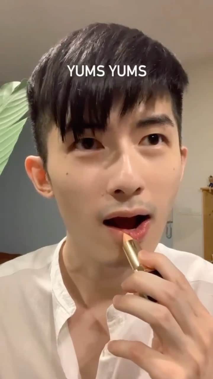 のインスタグラム：「Find out what Sean thinks about the Motives lip Primer and the Thalia X Motives VIVA Eye & Cheek palette as he tries them for the first time. 🖤   Sean says he’s all about using makeup to enhance his look. His beauty advice is: “make it obvious to catch attention but subtle enough to not know I have any makeup on;)”」