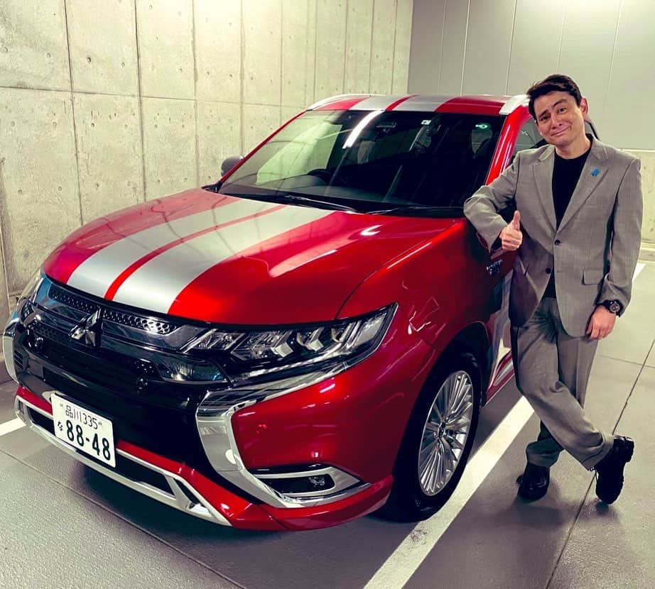 野口健さんのインスタグラム写真 - (野口健Instagram)「三菱自動車のアンバサダーに就任して4年目となります。約４年間、アウトランダーPHEV（赤い車）をお借りしていましたが、今日でお別れ致しました🥲　白神山地まで遠出したり、思い出いっぱい。本当にいい車でした。寂しいな〜と感じながら三菱さんへ。そして今日から新型エクリプスクロスPHEVになります。エクリプスクロスPHEV（白い車）めちゃカッコイイ！！！　斬新ですね〜。そして内装も😄  近々、こちらのエクリプスクロスにもアウトランダーのようにラッピングします。次のどのようなデザインになるのか楽しみ、楽しみ。そして8848にも(^^)  #野口健#アウトランダーPHEV#エクリプスクロスPHEV#三菱自動車」2月25日 23時29分 - noguchiken8848