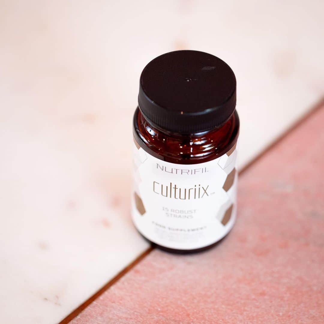のインスタグラム：「Step up your supplement game and restore your body’s natural balance with the advanced formulation of 15 different good bacteria strains found in #Nutrifii #Culturiix to get your gut in check. 🛡  Your gut acts as your body’s second 🧠, so when you keep its health in check, you become a happier, healthier version of you! 💩  🇮🇹 Porta la tua assunzione quotidiana di integratori su un altro livello e ripristina l'equilibrio naturale del tuo corpo con la formula avanzata di 15 diversi ceppi di batteri buoni presenti in #Culturiix della linea #Nutrifii, che promuoveranno il normale funzionamento del tuo intestino. 🛡  Il tuo intestino funziona come un secondo 🧠, quando lui è in forma, tu tiri fuori la versione più felice e in salute di te! 💩  🇫🇷 Passez au niveau supérieur en termes de compléments alimentaires et rétablissez l'équilibre naturel de votre corps grâce à la formulation de 15 bonnes bactéries différentes que l'on retrouve dans #Culturiix de #Nutrifii, pour vous aider à contrôler votre système digestif. 🛡  Vos intestins agissent comme votre deuxième 🧠, alors lorsque vous en prenez soin, vous devenez une version plus heureuse et plus saine de vous même! 💩」