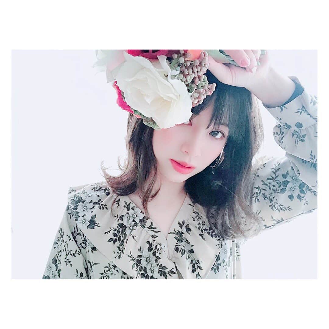 小河結香さんのインスタグラム写真 - (小河結香Instagram)「ヘアサロン✂️🥀✨ カットとカラーしてもらいました😋 相変わらずトリートメントしない女✋笑 担当のイケメンお兄さんにほぼ丸投げ💨 渾身の作がこちら💖 一個前の投稿のヲタク芋女がこうなるとは🤣 なんか久々にヲタクじゃない一面 見せれたのでは⁉️ 残念なのがこの自分にもう二度と戻れない事… こんなヘアセット自分では出来ません💔 #ヘアサロン #ヘアセット #春カラー #ミディアムヘア #ミルクティーアッシュグラデーション #ヲタ女が大変身 #どちら様ですか」2月25日 23時29分 - yun2world