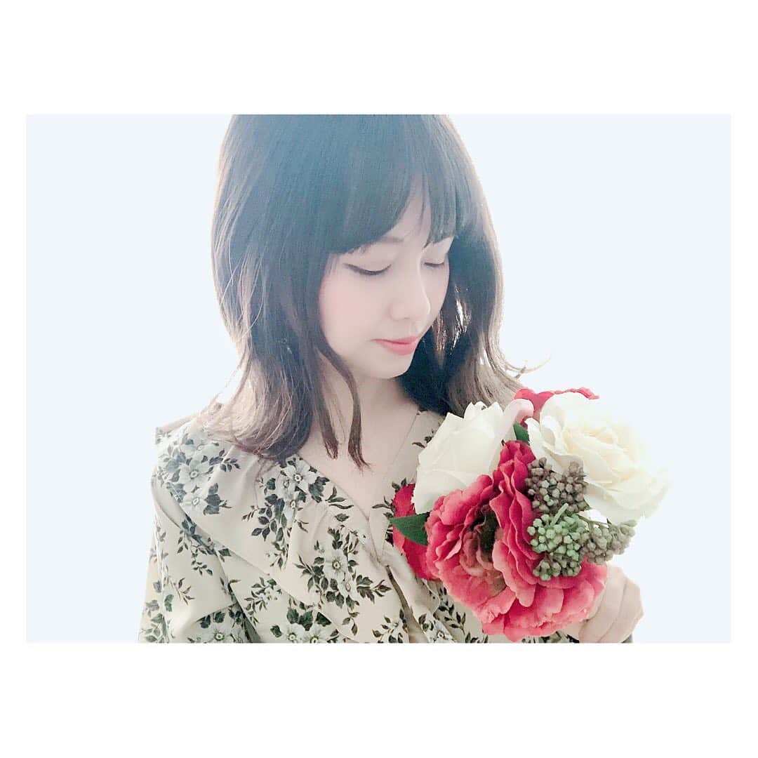 小河結香さんのインスタグラム写真 - (小河結香Instagram)「ヘアサロン✂️🥀✨ カットとカラーしてもらいました😋 相変わらずトリートメントしない女✋笑 担当のイケメンお兄さんにほぼ丸投げ💨 渾身の作がこちら💖 一個前の投稿のヲタク芋女がこうなるとは🤣 なんか久々にヲタクじゃない一面 見せれたのでは⁉️ 残念なのがこの自分にもう二度と戻れない事… こんなヘアセット自分では出来ません💔 #ヘアサロン #ヘアセット #春カラー #ミディアムヘア #ミルクティーアッシュグラデーション #ヲタ女が大変身 #どちら様ですか」2月25日 23時29分 - yun2world