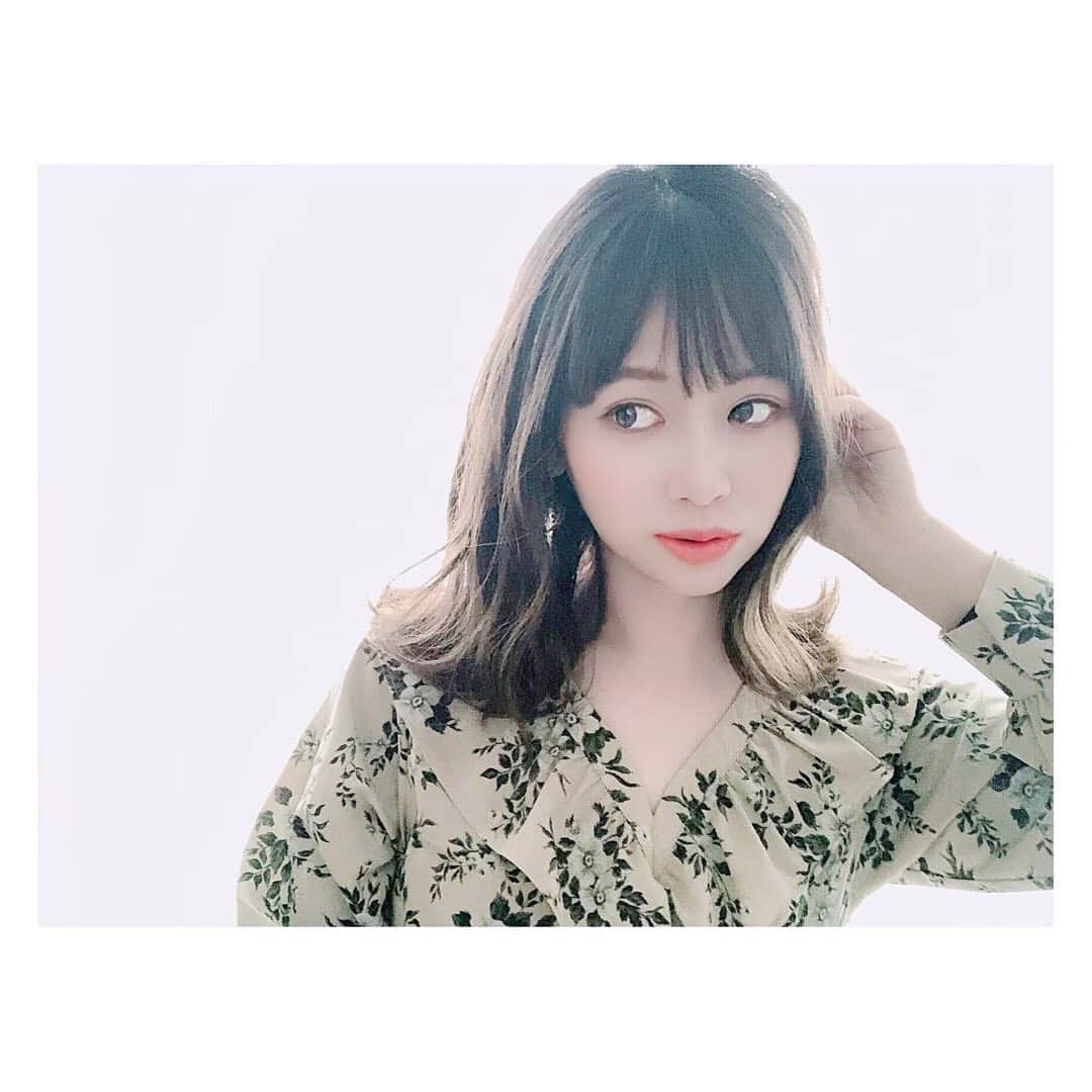 小河結香さんのインスタグラム写真 - (小河結香Instagram)「ヘアサロン✂️🥀✨ カットとカラーしてもらいました😋 相変わらずトリートメントしない女✋笑 担当のイケメンお兄さんにほぼ丸投げ💨 渾身の作がこちら💖 一個前の投稿のヲタク芋女がこうなるとは🤣 なんか久々にヲタクじゃない一面 見せれたのでは⁉️ 残念なのがこの自分にもう二度と戻れない事… こんなヘアセット自分では出来ません💔 #ヘアサロン #ヘアセット #春カラー #ミディアムヘア #ミルクティーアッシュグラデーション #ヲタ女が大変身 #どちら様ですか」2月25日 23時29分 - yun2world