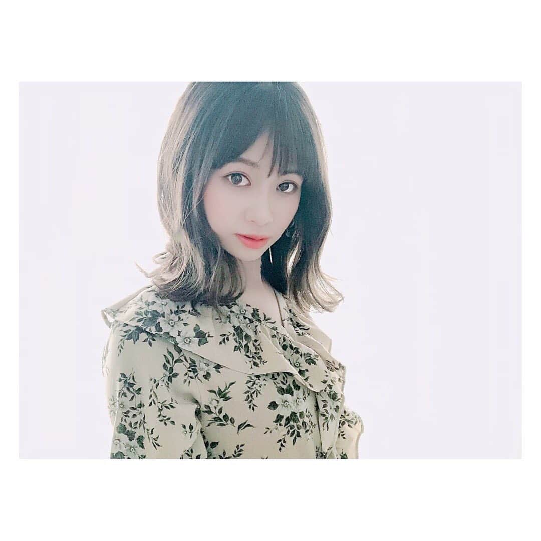 小河結香のインスタグラム：「ヘアサロン✂️🥀✨ カットとカラーしてもらいました😋 相変わらずトリートメントしない女✋笑 担当のイケメンお兄さんにほぼ丸投げ💨 渾身の作がこちら💖 一個前の投稿のヲタク芋女がこうなるとは🤣 なんか久々にヲタクじゃない一面 見せれたのでは⁉️ 残念なのがこの自分にもう二度と戻れない事… こんなヘアセット自分では出来ません💔 #ヘアサロン #ヘアセット #春カラー #ミディアムヘア #ミルクティーアッシュグラデーション #ヲタ女が大変身 #どちら様ですか」