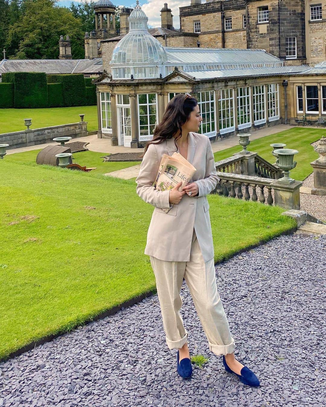 のインスタグラム：「Flashback to summer in Yorkshire with @sarahflint_nyc . So excited for the summer this year, when hopefully we can visit new and exciting places again. How are you guys feeling about the lifting of Covid measures? In the UK we are aiming for no restrictions in June.」