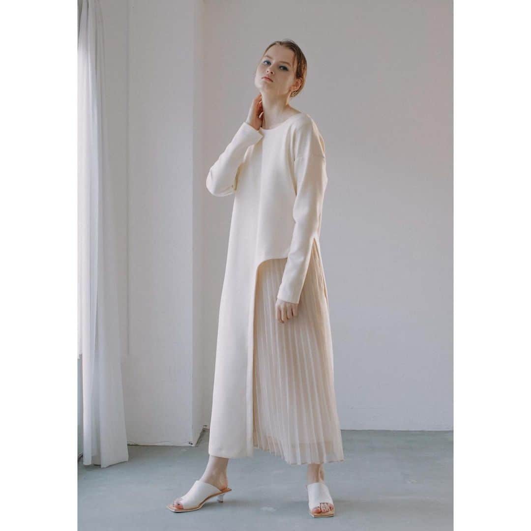 AULA AILAのインスタグラム：「【AULA AILA 2021 SS COLLECTION】  PLEATS PARTS DRESS COLOR: IVORY/BLACK/KHAKI SIZE:0 ¥ 21,000 + tax　　　  ✔️OFFICIAL WEB STOREにて発売中」