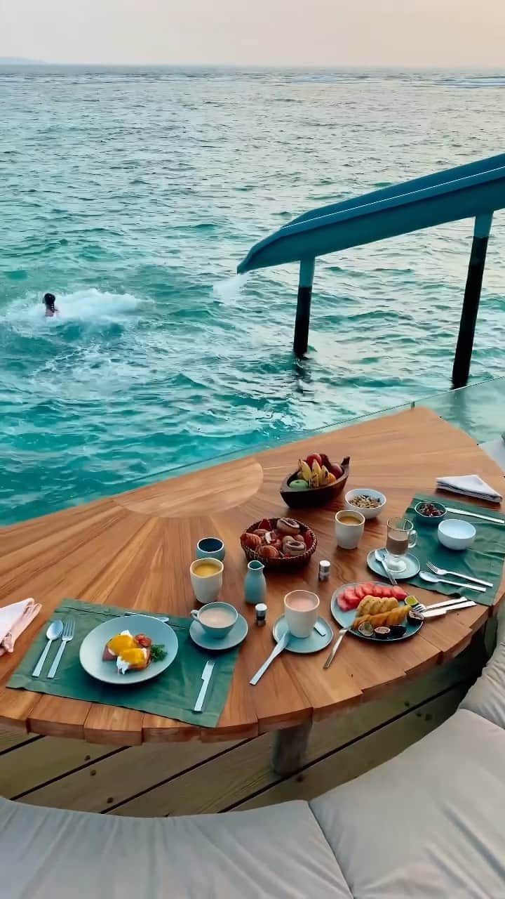バーボラ・コディトヴァのインスタグラム：「How to start a day at @discoversoneva’s #SonevaFushi 🌊 Wait till the end 😂」
