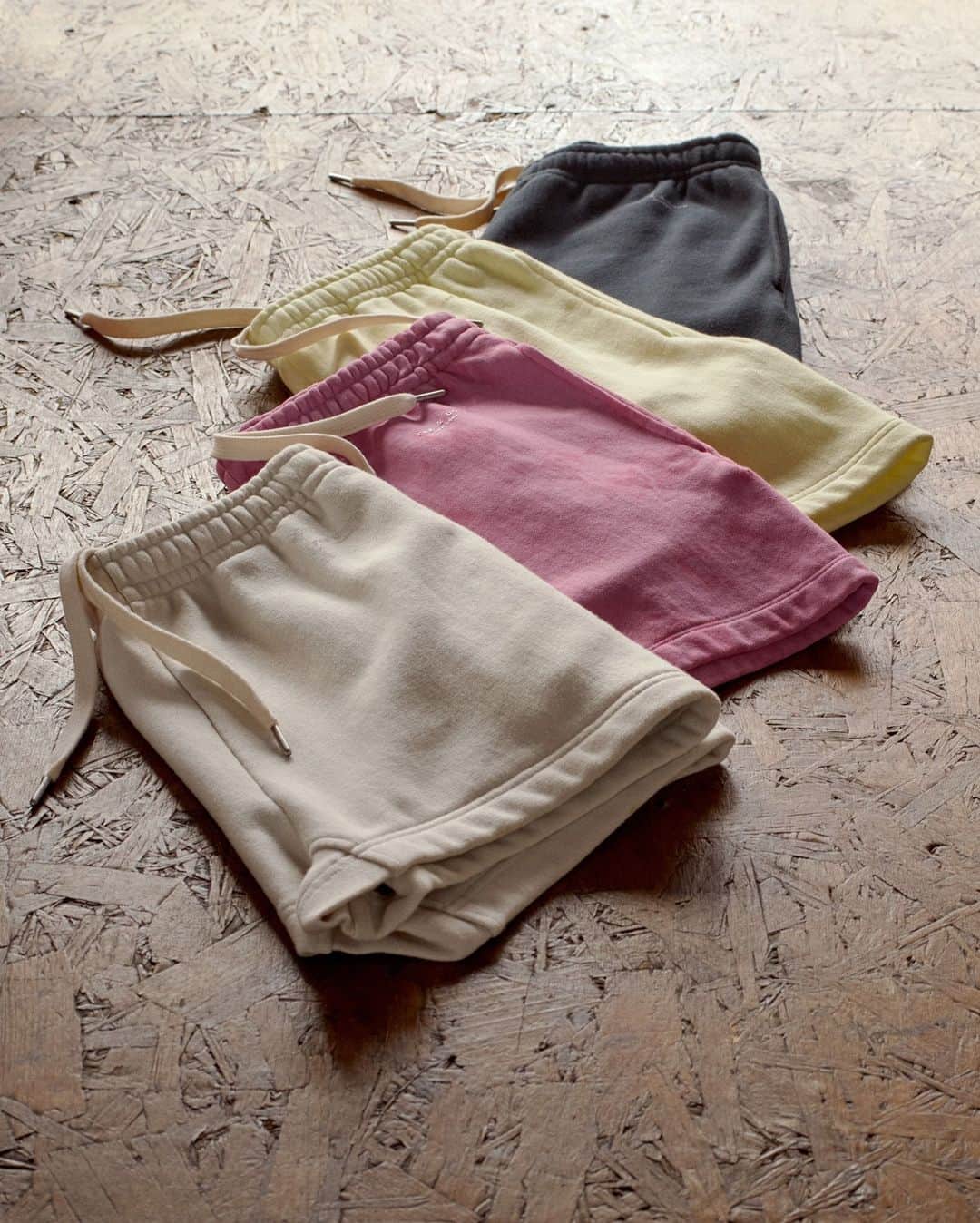ラグ&ボーンのインスタグラム：「Four times as soft: The City Sweatshort in Ivory, Fuchsia Tie-Dye, Spring Green and Black.」